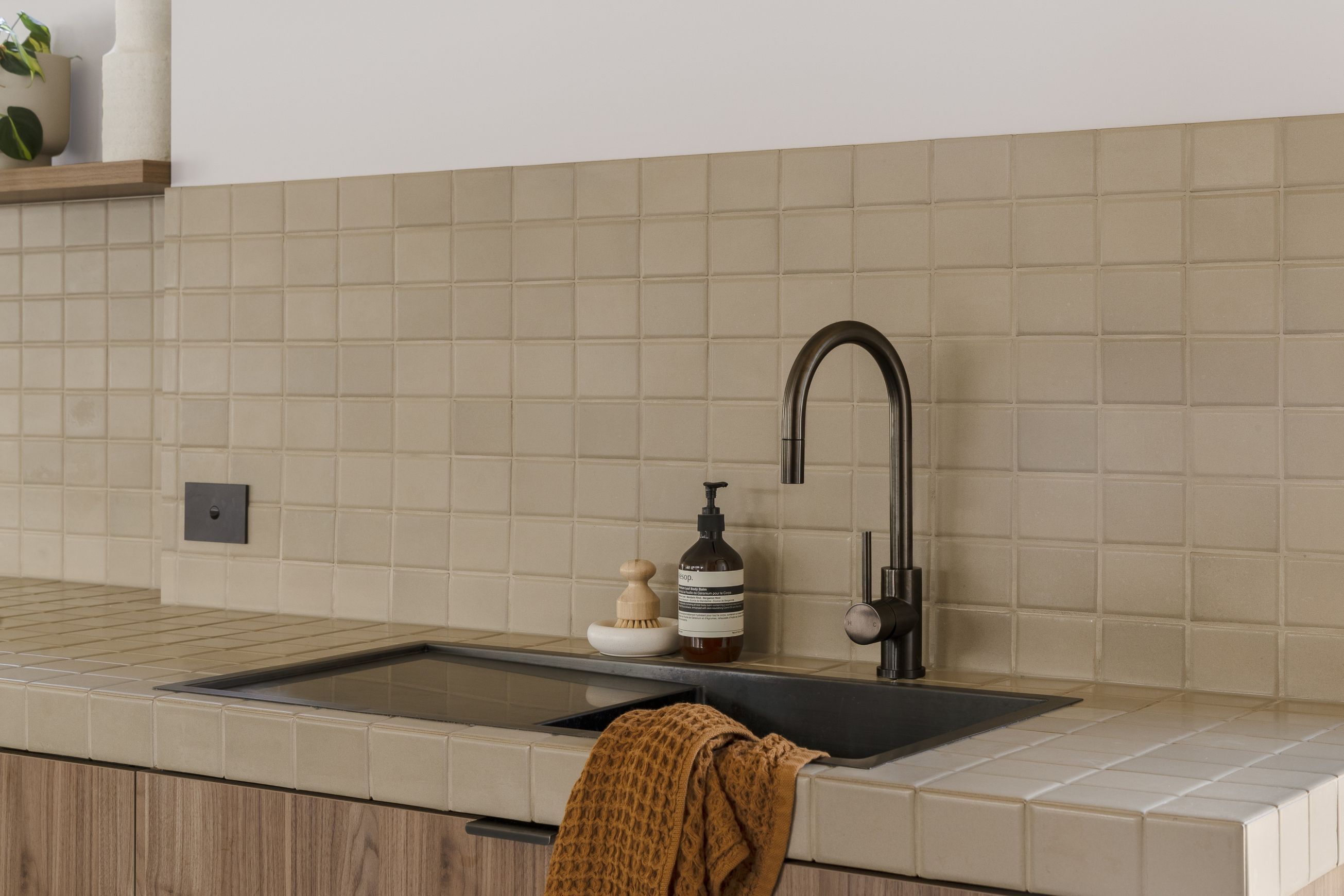 Elysian Commercial Pull-Out Kitchen Mixer - Brushed Gunmetal
