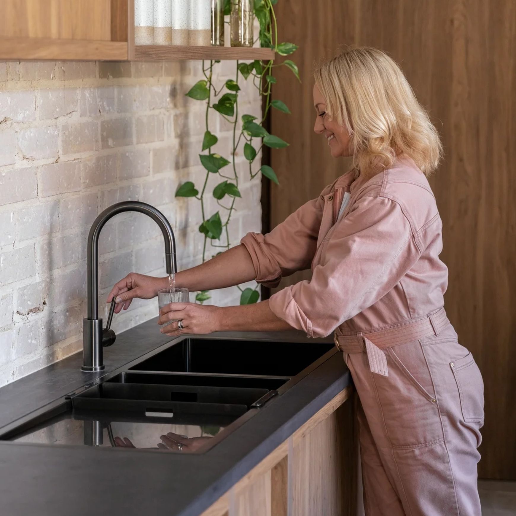 Elysian Commercial Pull-Out Kitchen Mixer - Brushed Gunmetal
