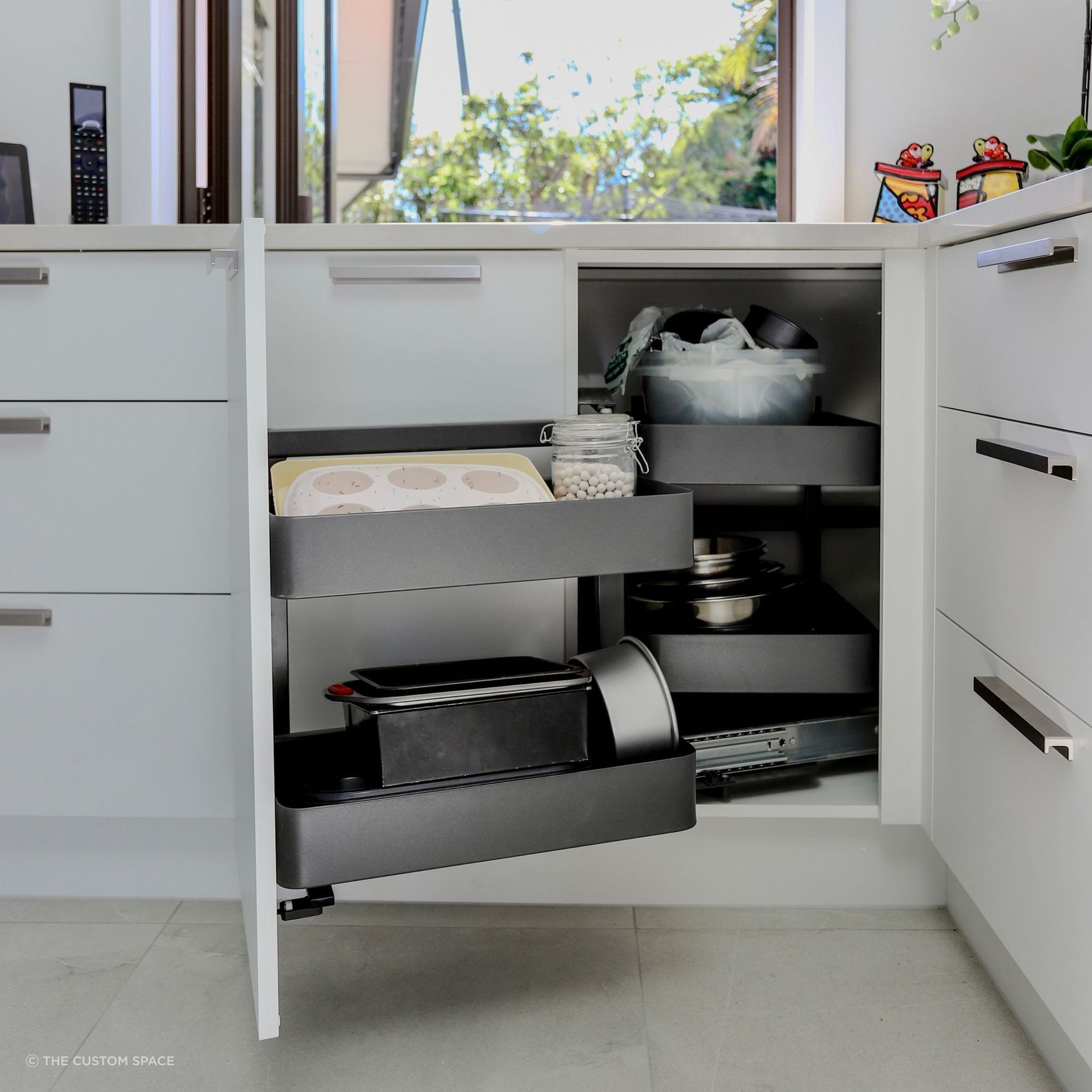 VS COR Fold Pull Out for Blind Corner Cabinets