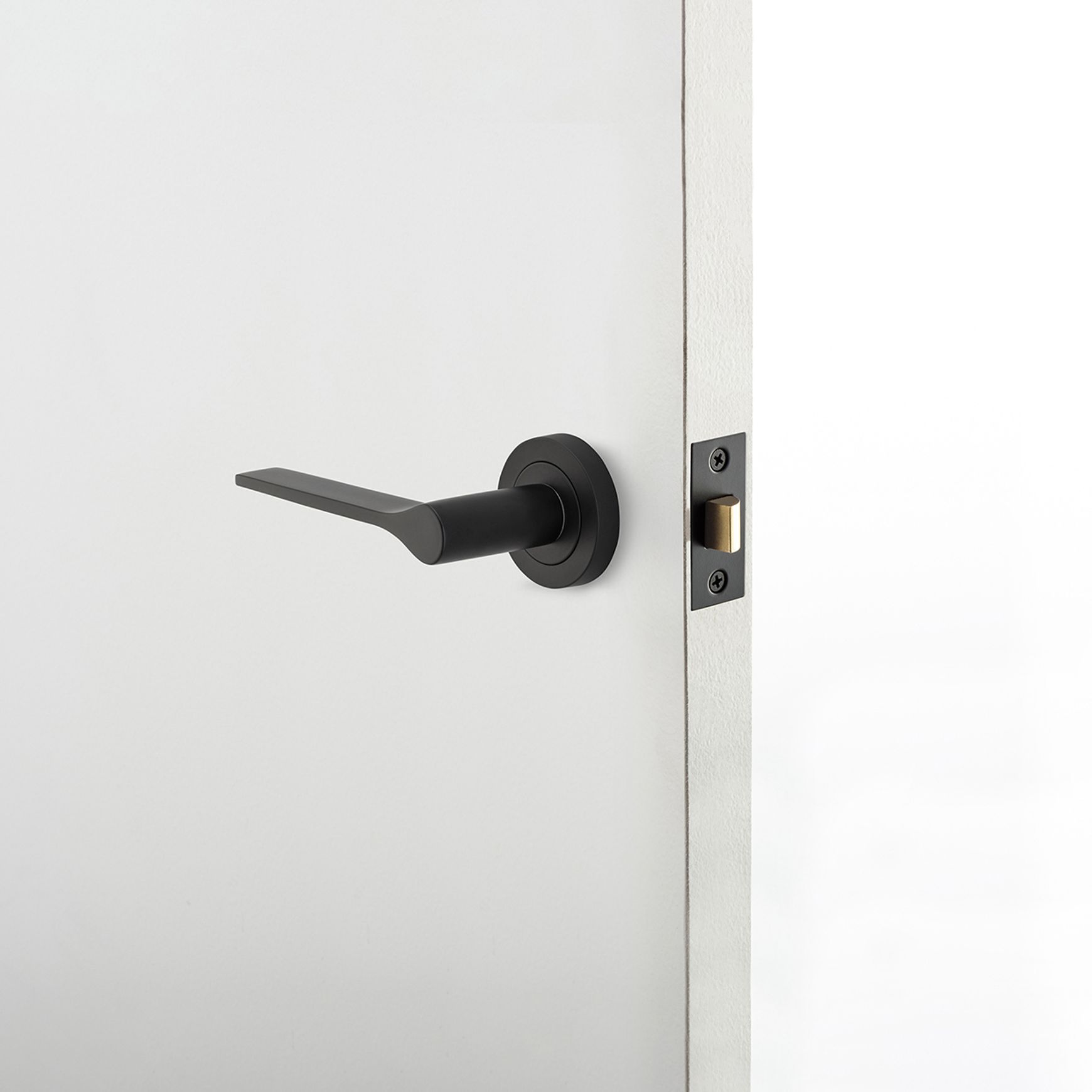 Iver Como Door Lever Handle on Round Rose Passage