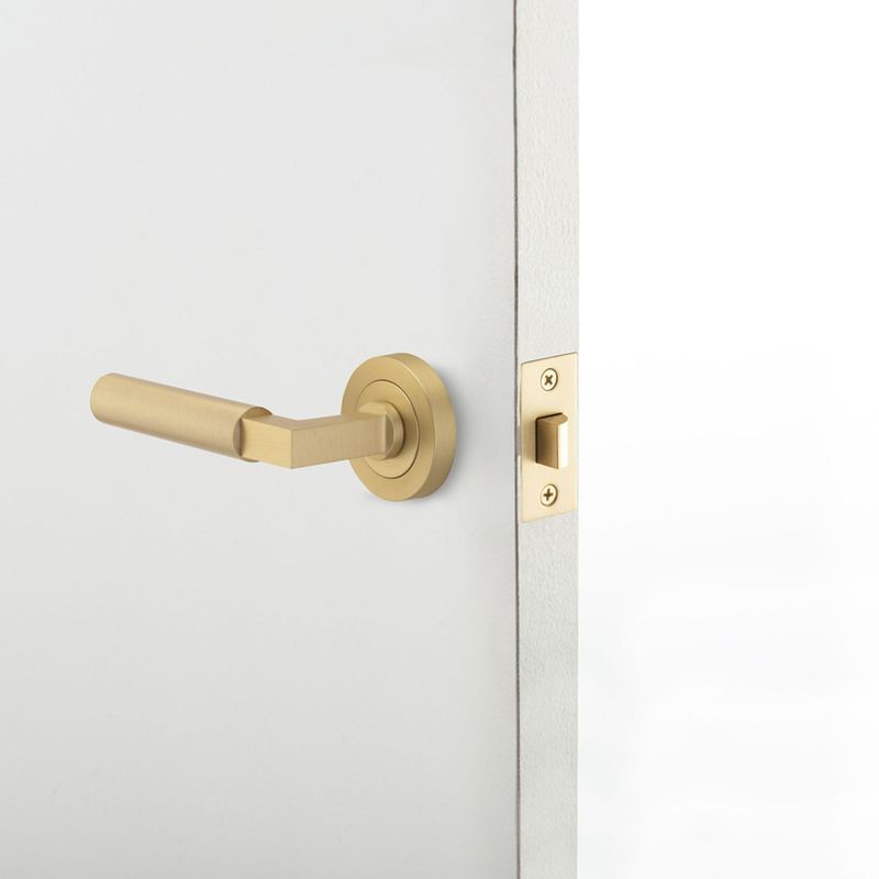 Iver Berlin Door Lever Handle on Round Rose Passage