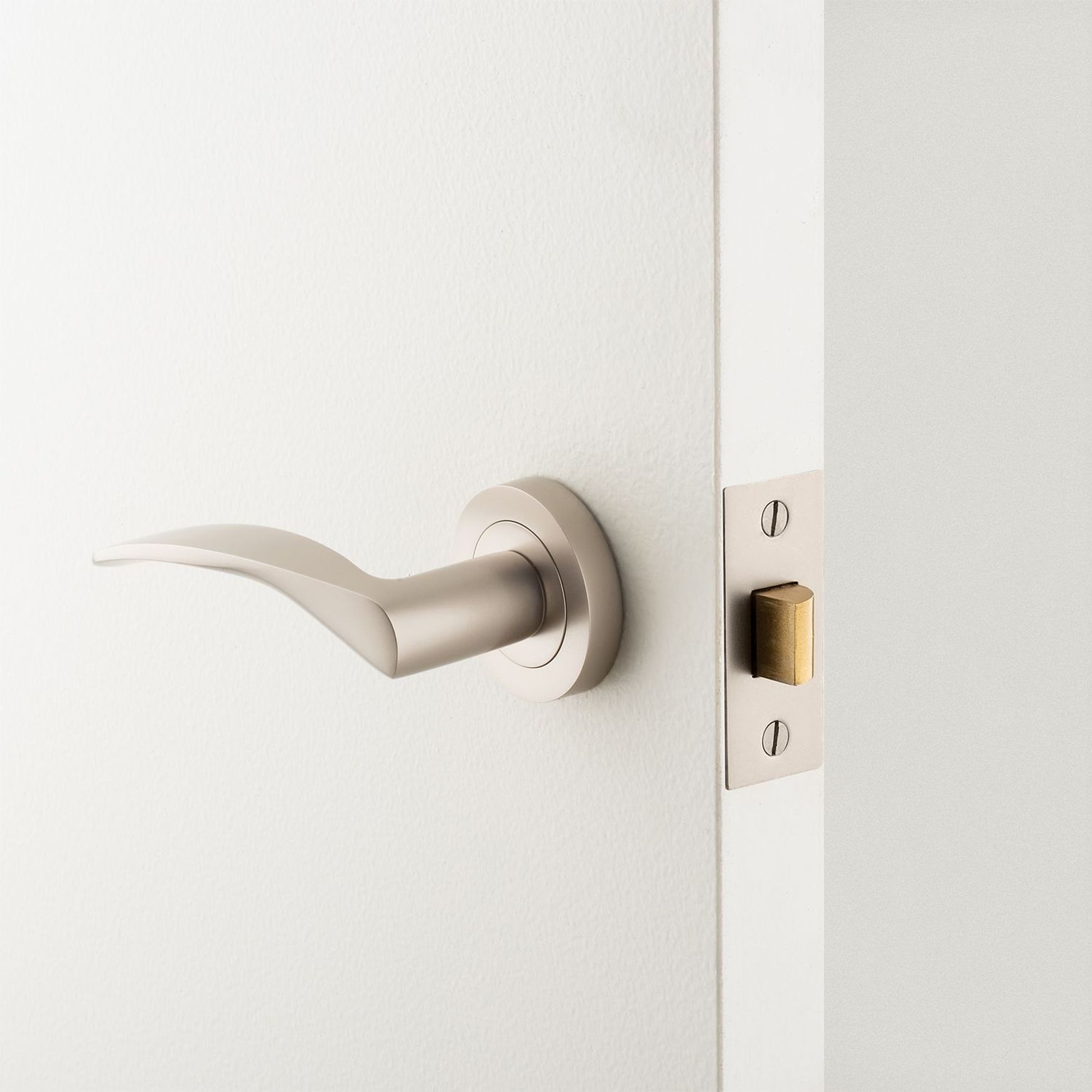 Iver Oxford Door Lever Handle on Round Rose
