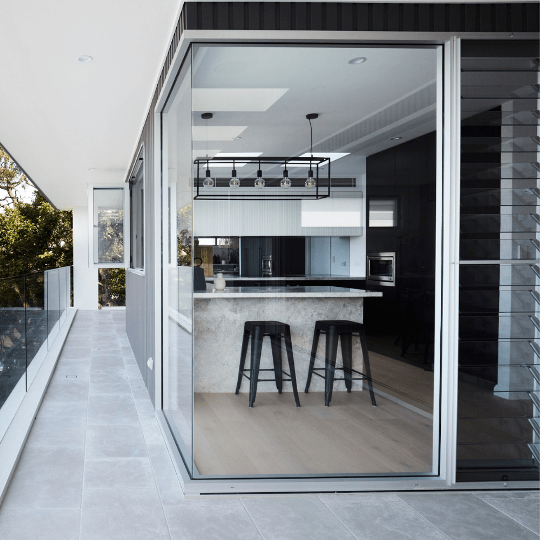 Vantage I Series 525 I LouvreMASTER™ Window