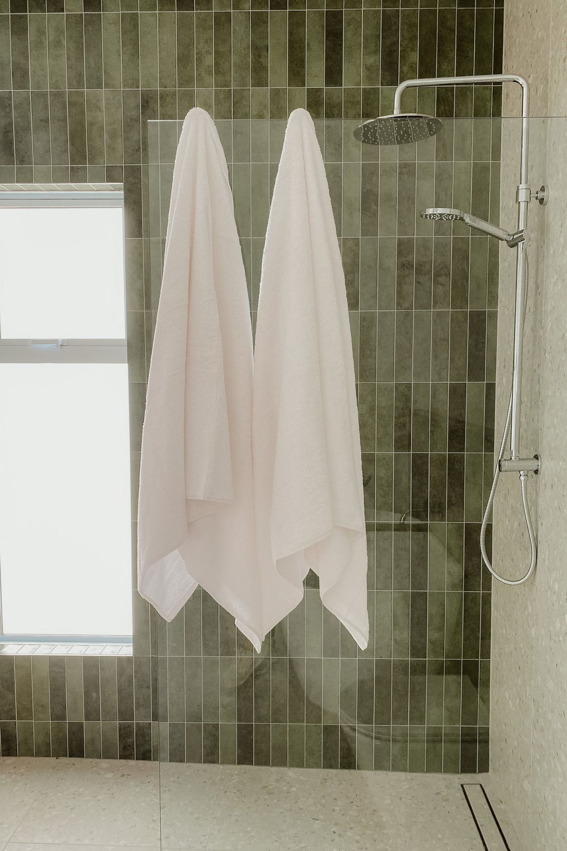Code Versa Shower Screen Hooks - 7 Colours