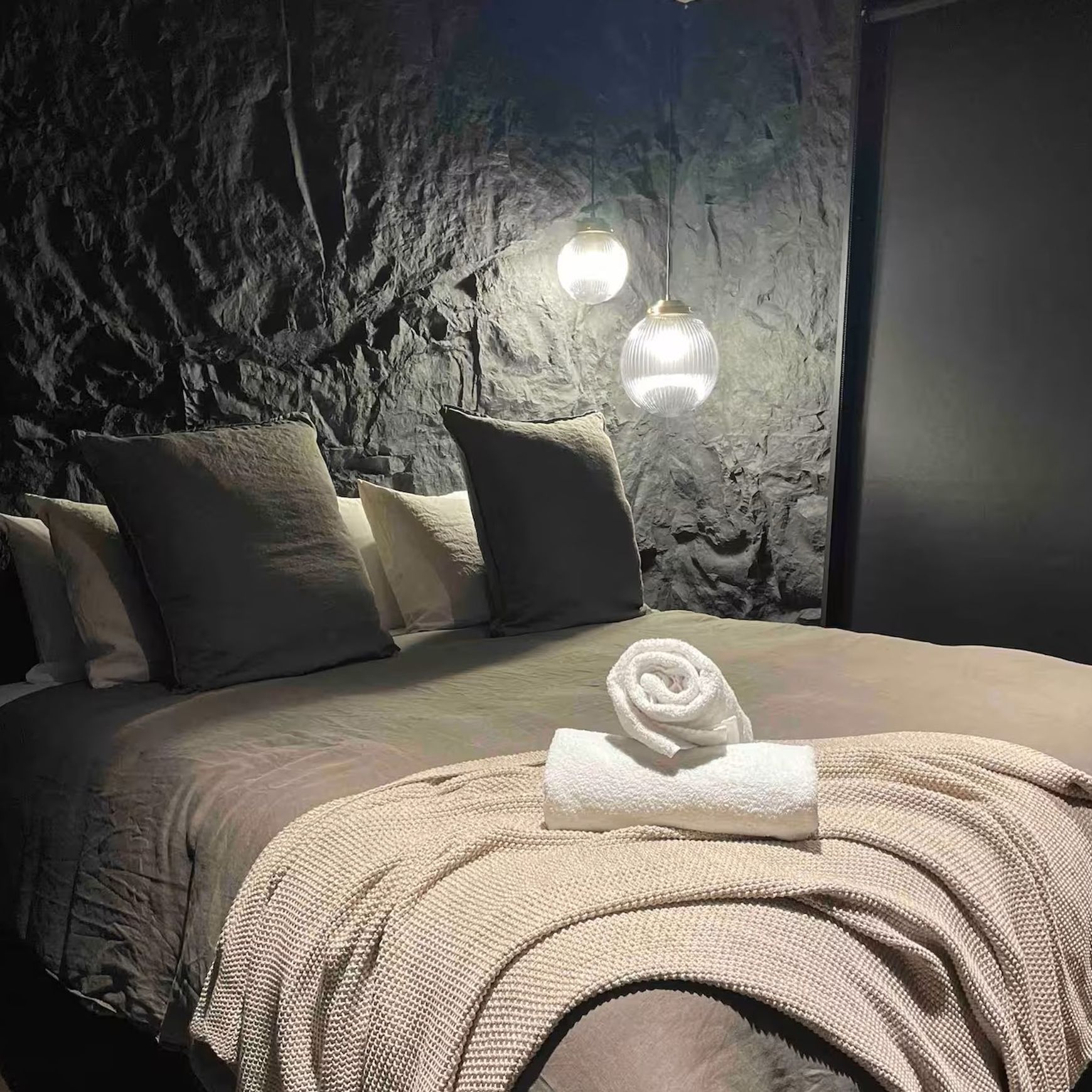 Rock Wall Panels by Muros | Black Rugged Stone Look