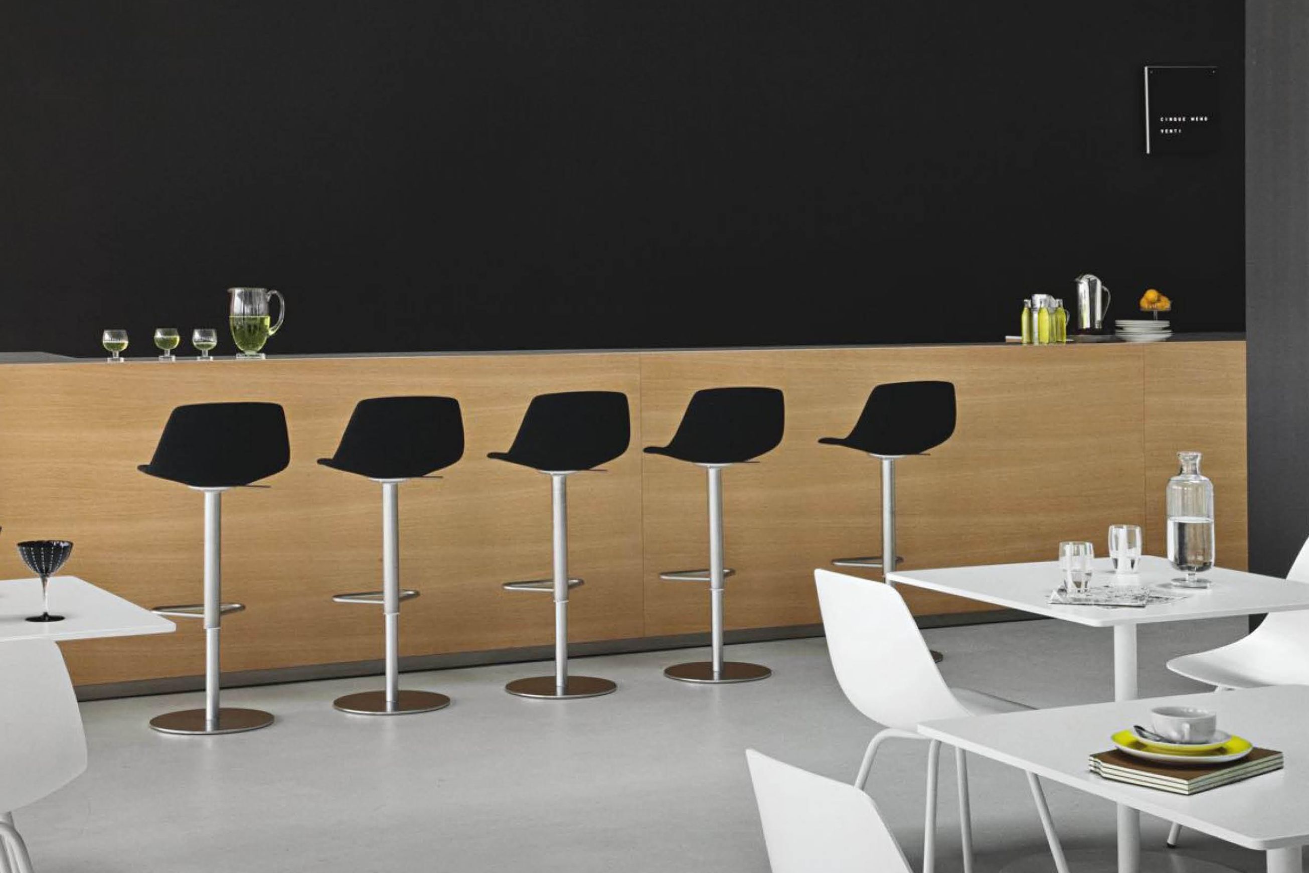 Miunn Stool with Swivel Base