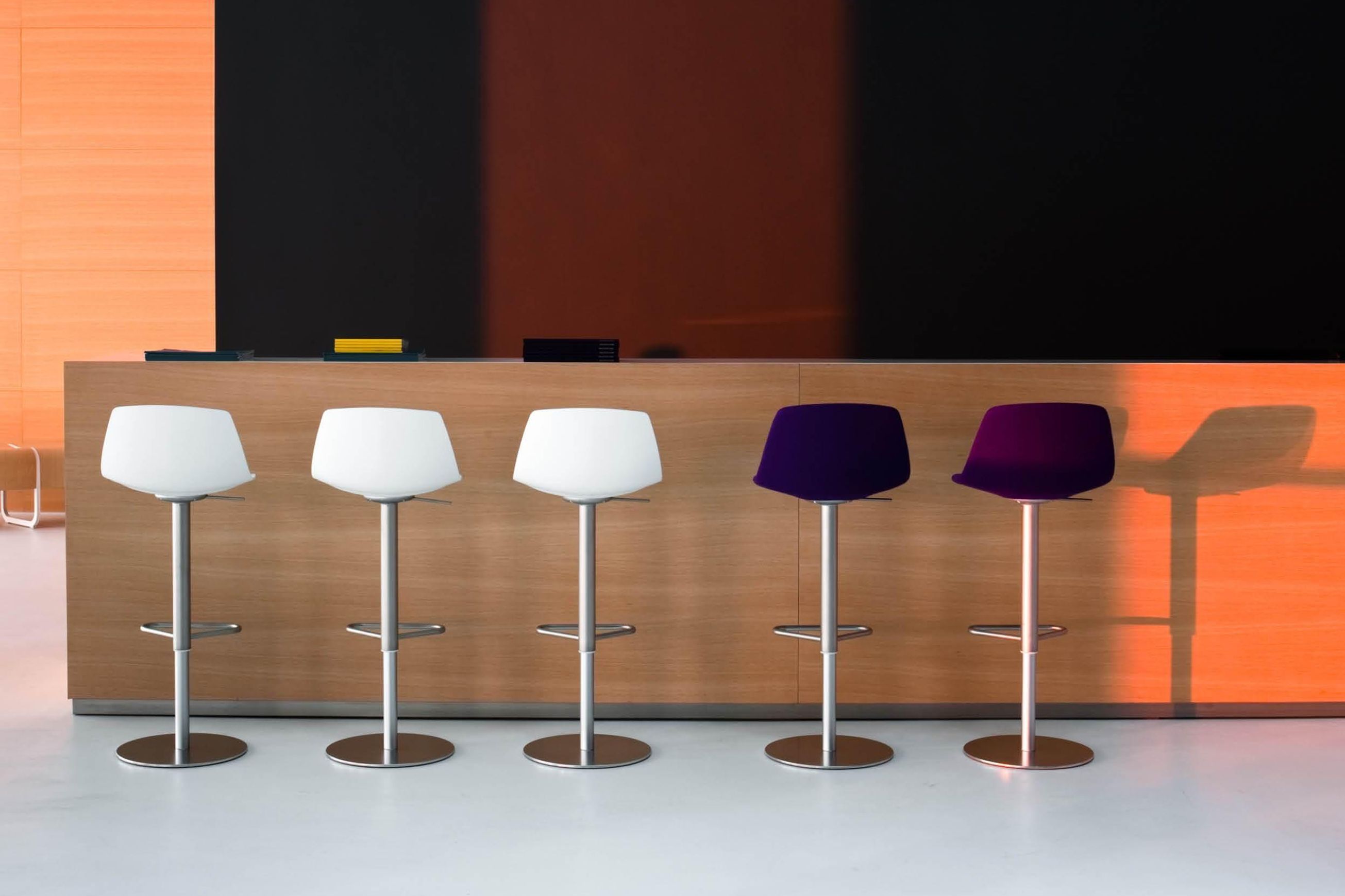 Miunn Stool with Swivel Base