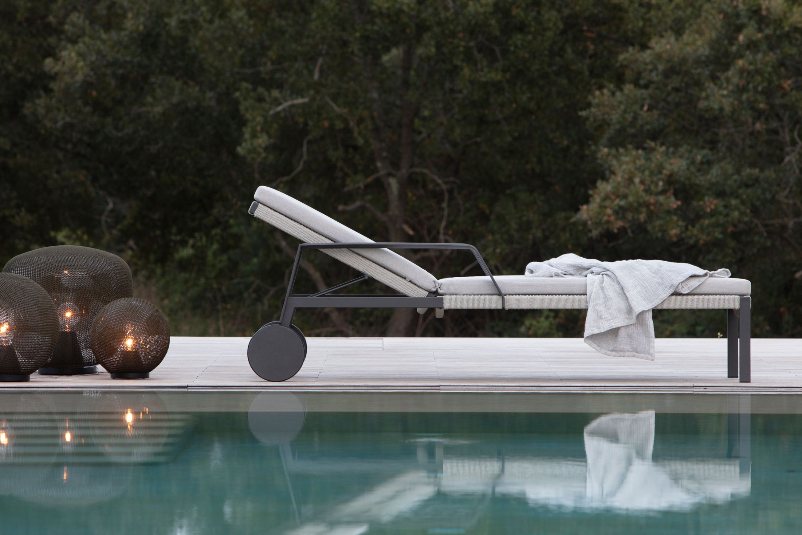 Nodi outdoor sunlounger by Tribu