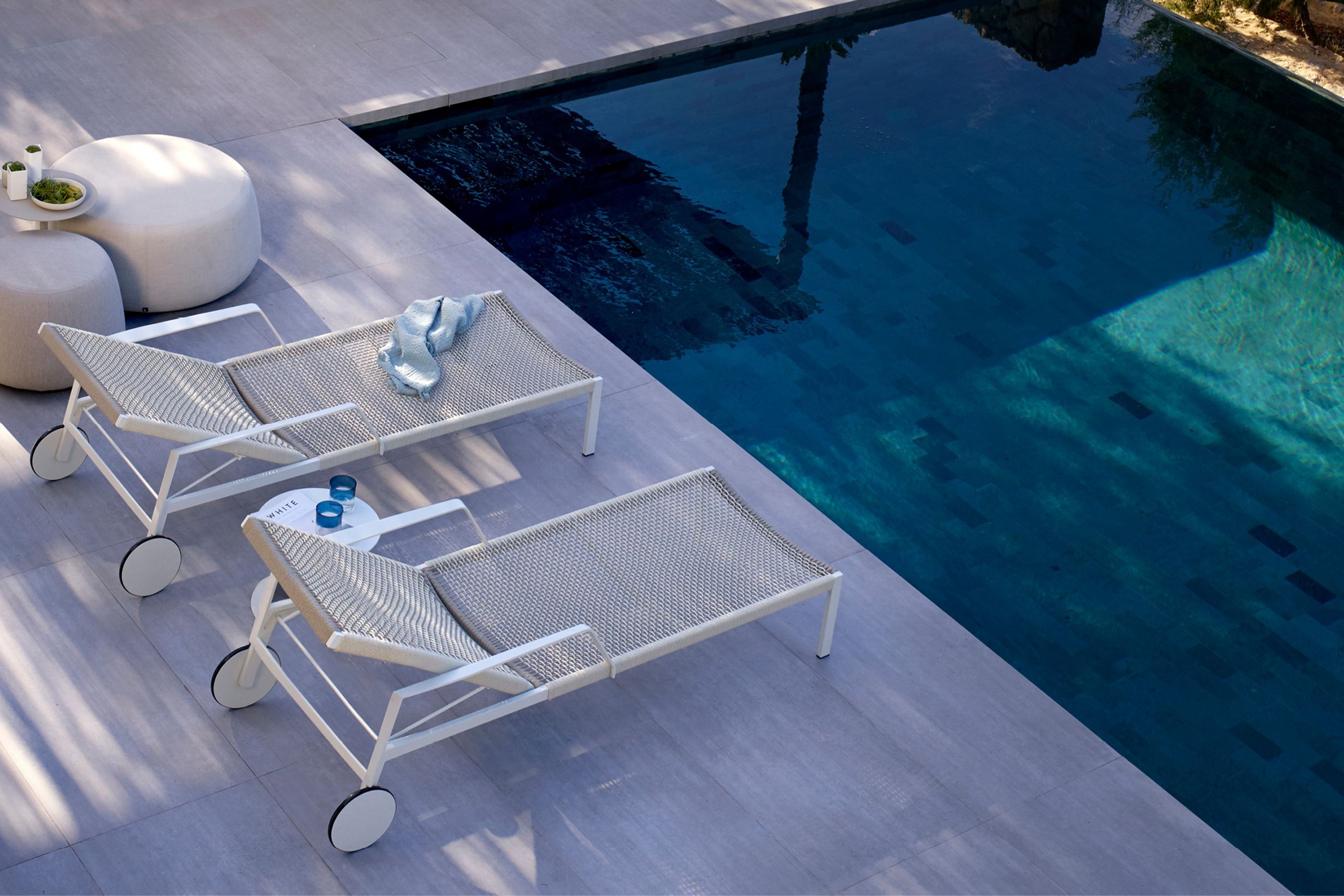 Nodi outdoor sunlounger by Tribu