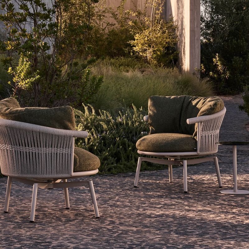 Cesta Swivel Lounge Chair