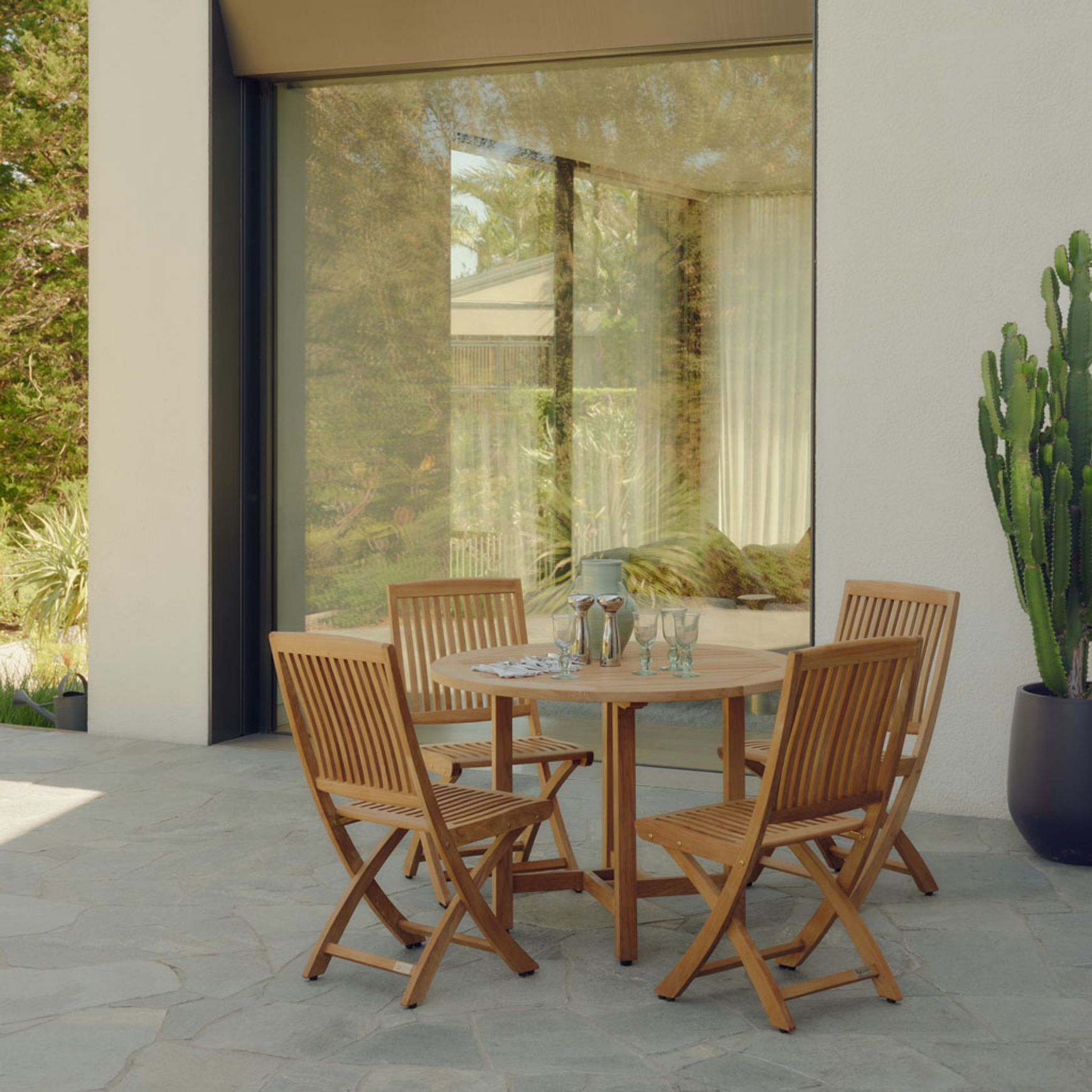 Cumberland Teak Round Table