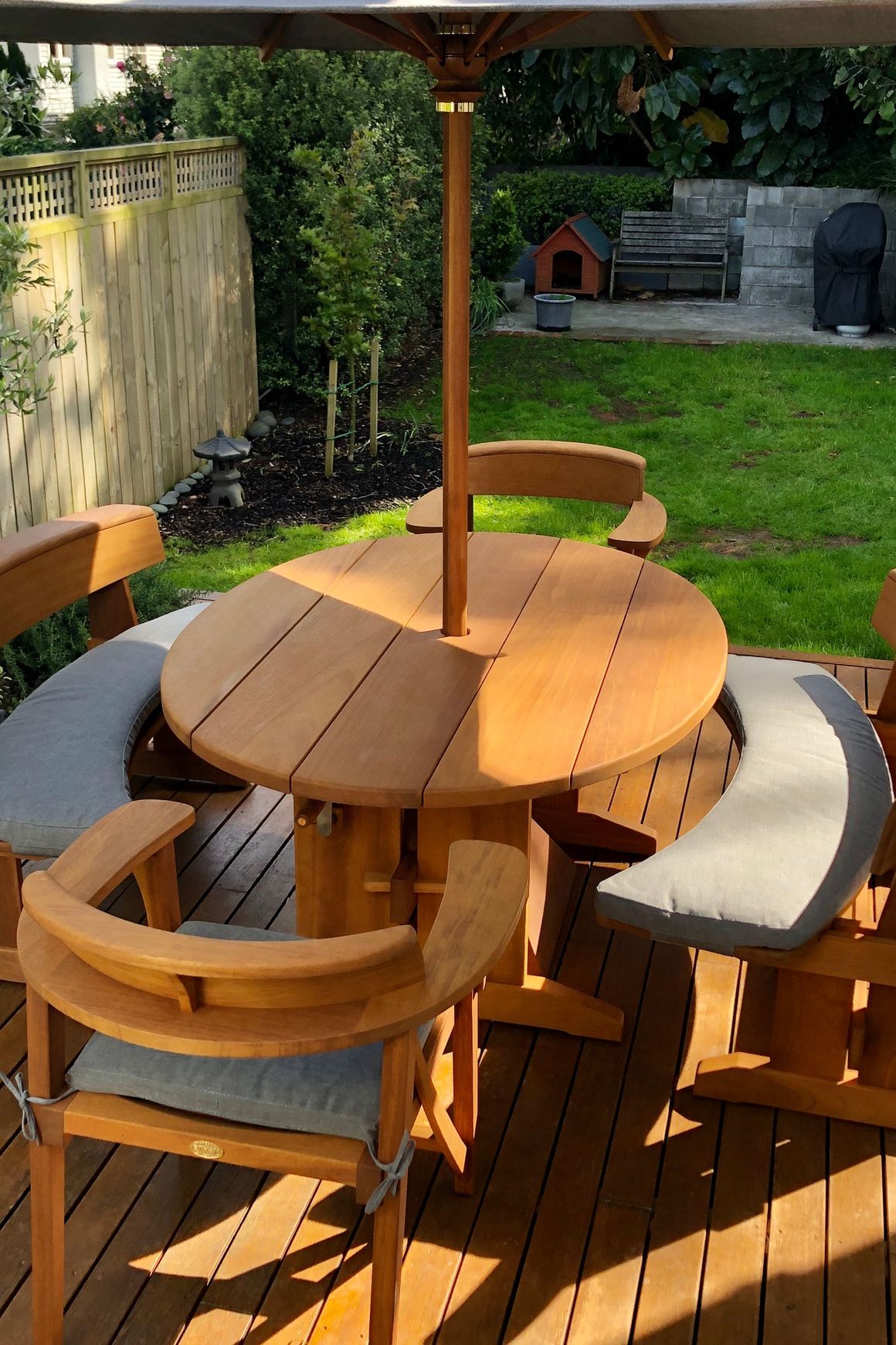 Oval Table Suite 1600