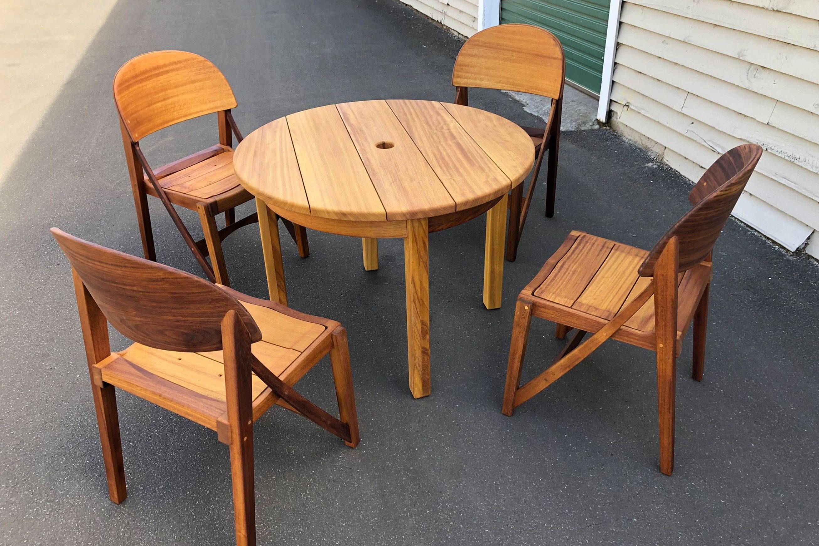 Round Table Suite 1000
