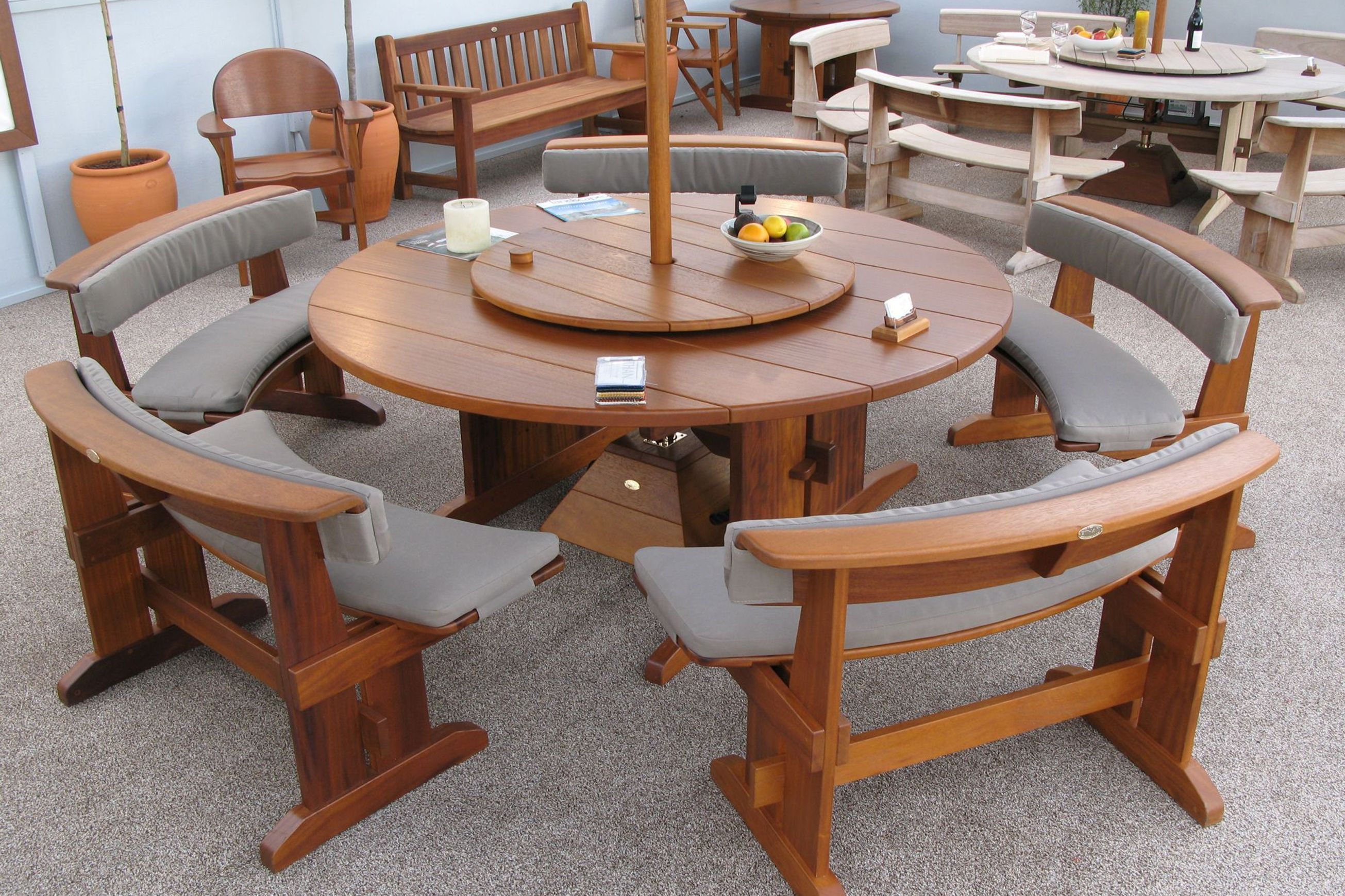 Round Table Suite 1800