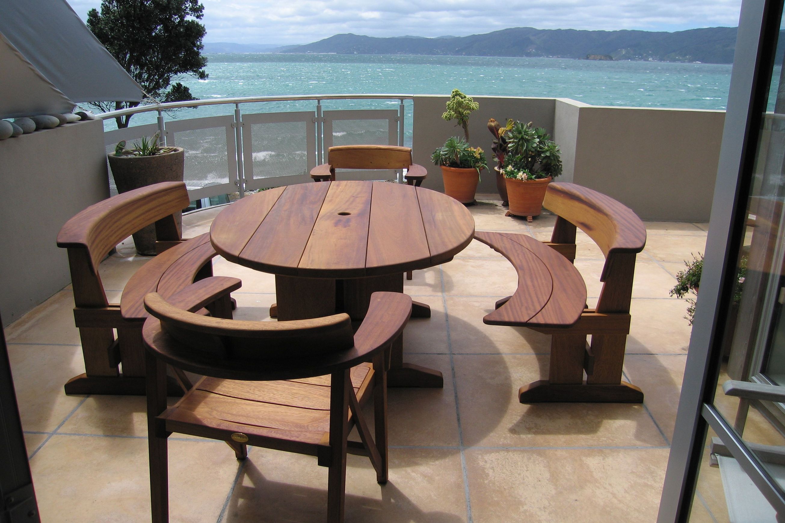 Oval Table Suite 1600