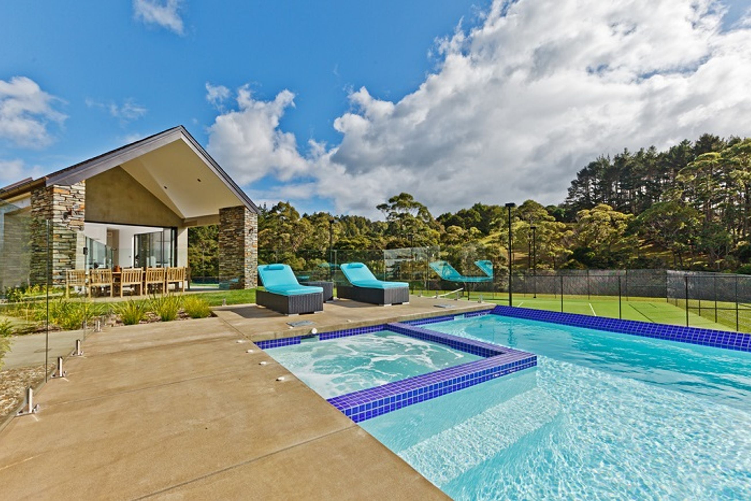Custom Pool & Spa 