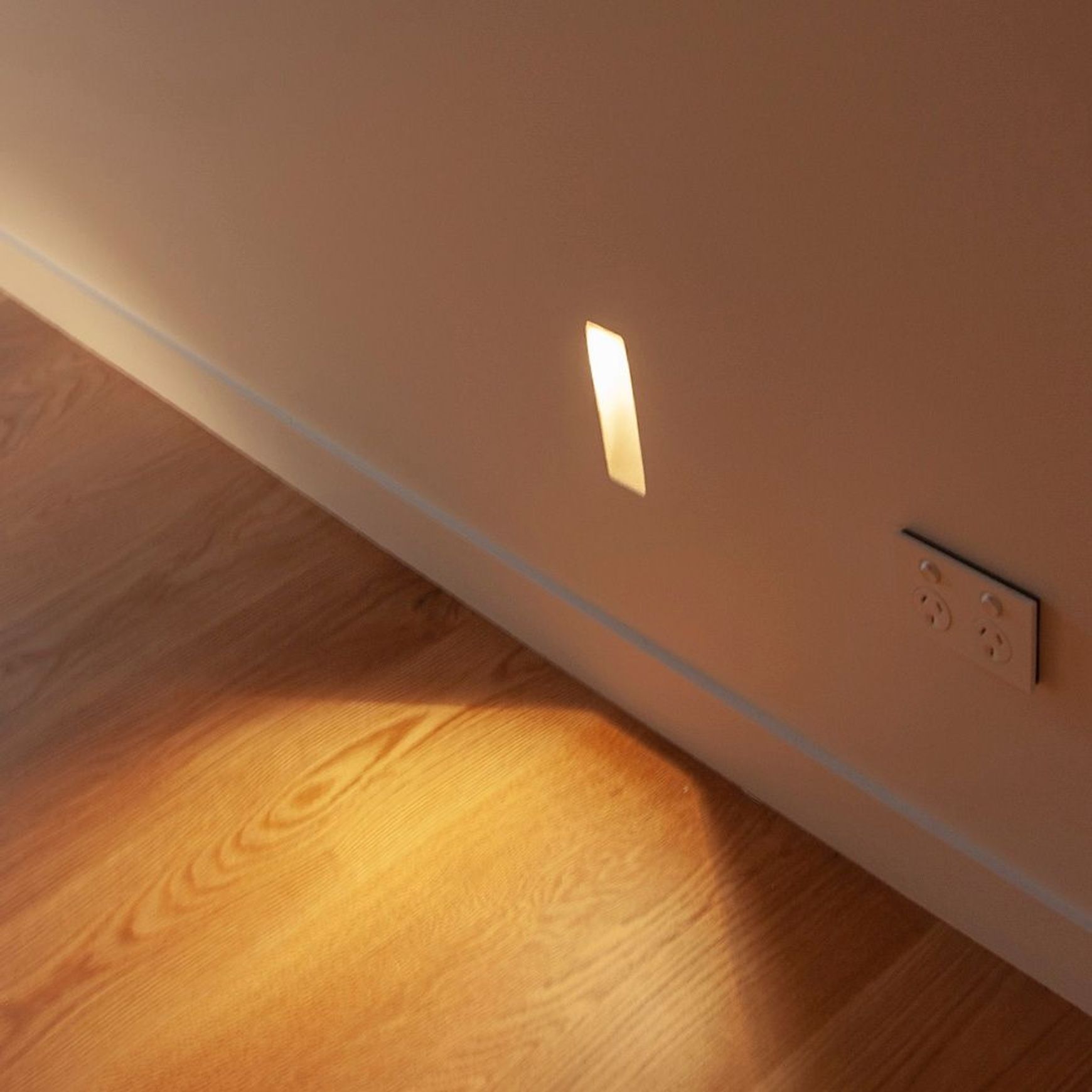 Recessed Trimless Moulding for Ambient Wall Light