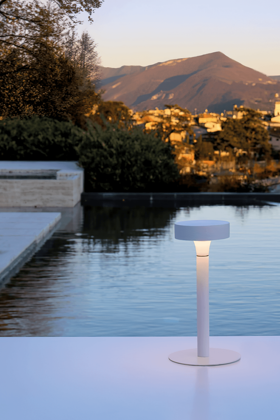 Très Jolie Table Lamp