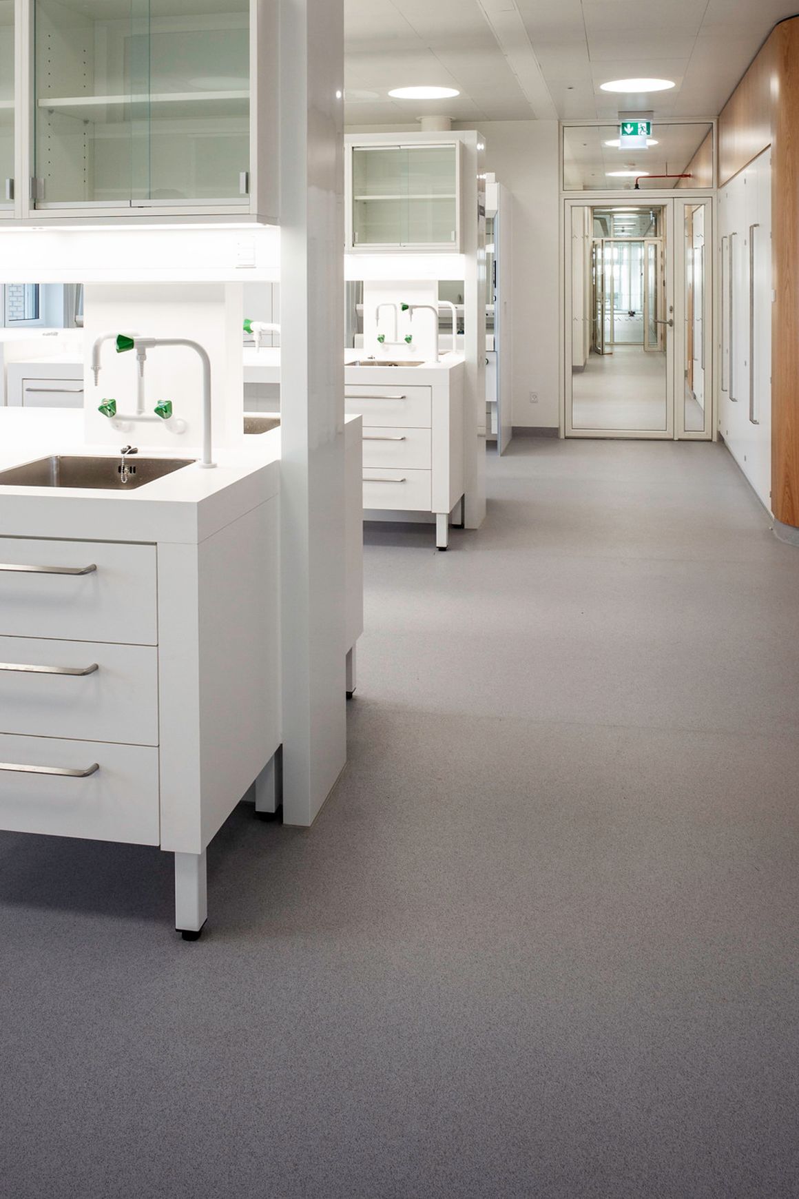 Altro Walkway™ 20 SD - R10 Static Dissipative Safety Flooring