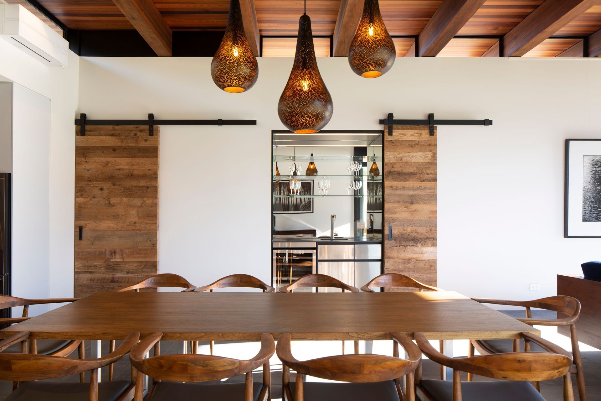 A restrained palette of white walls and natural materiality detailed in a rustic style makes the home feel like it’s part of the Central Otago aesthetic.