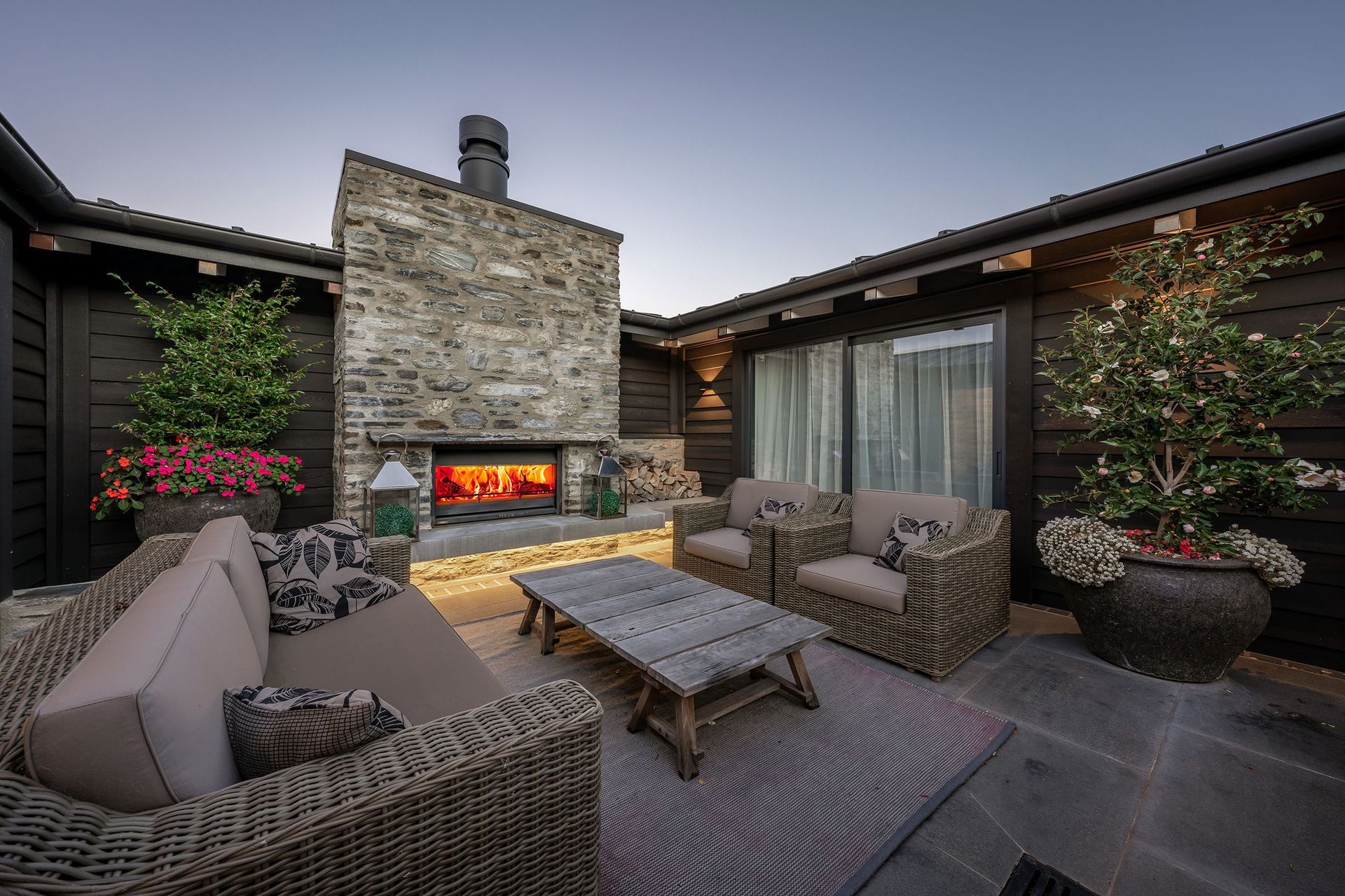 The internal courtyard sits between the two pavilions and can be accesss via both—as an extension of the internal living areas.