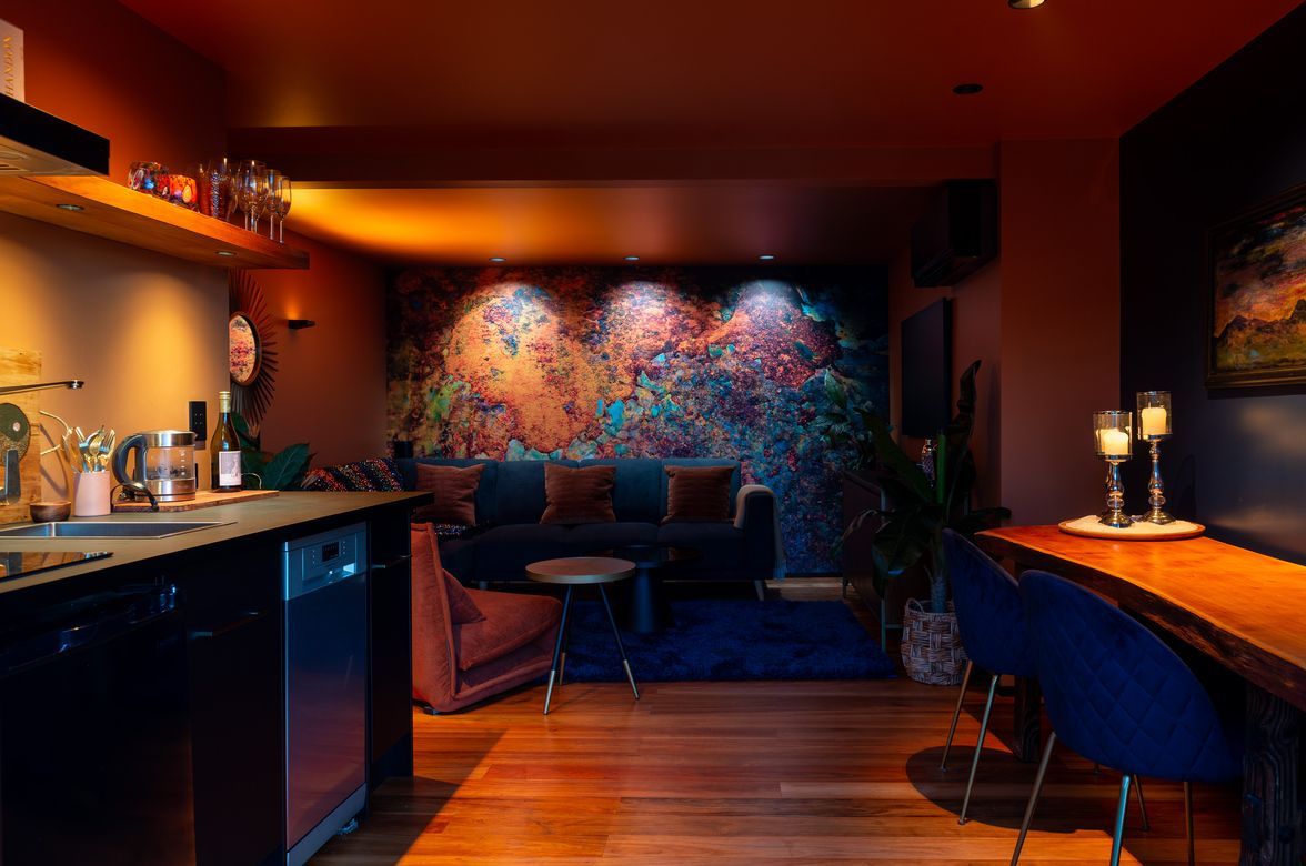 A Smoky Lounge Vibe, Tahunanui, Nelson