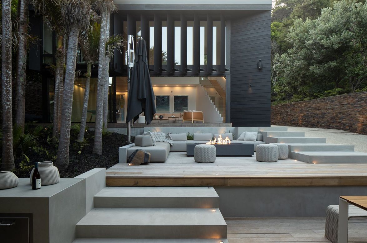 Waiheke House: integrating new and old through concrete forms