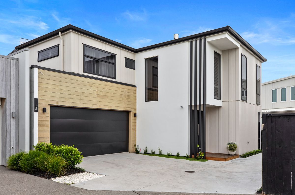 Huanui Close