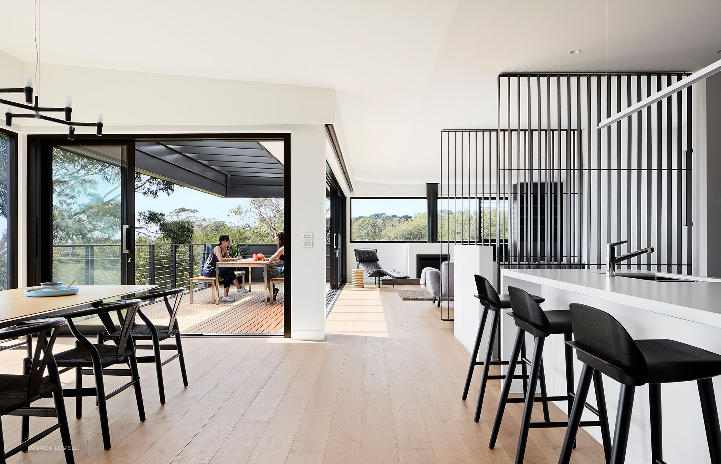 The northern outlook to sea and trees is enjoyed from the Kitchen across the dining area, and most importantly from a large entertaining deck – connecting completely with the client’s original brief.