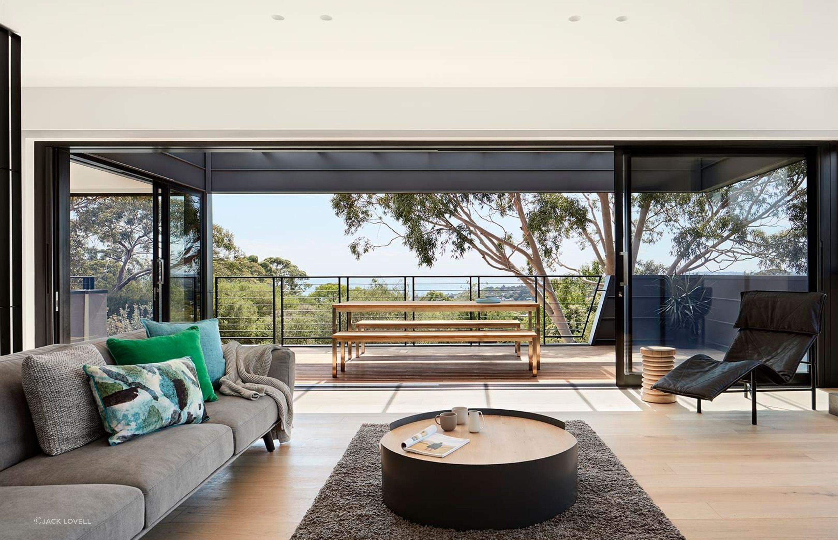 Expansive north-facing windows bring abundant natural light into the upper level with the light oak floorboards connecting to the teak decking. From the first floor ‘apartment’ our clients can both engage with their treetop environment and remain private from the passing world.