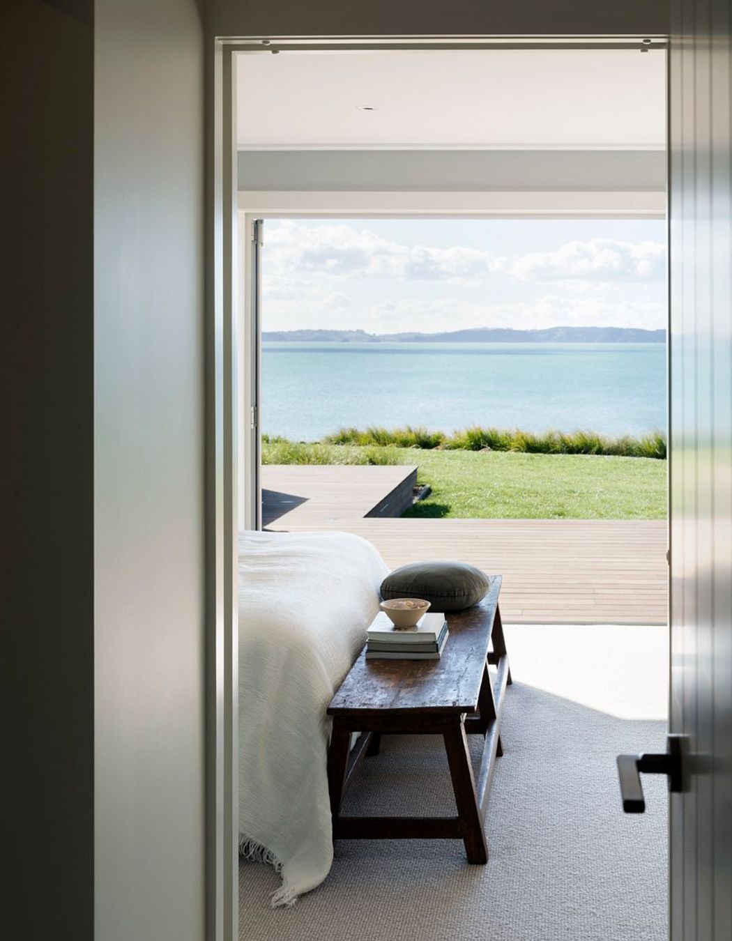 The original bach had had many alterations and additions over the years but still remained closed off. A big part of the brief for the new house was for there to always been some form of connection to the sea.