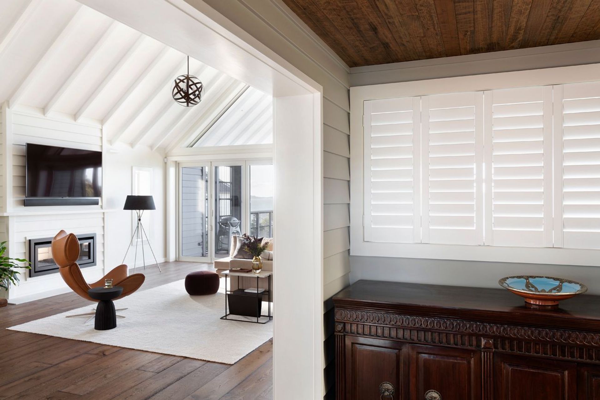 The shift in ceiling form follows the brief for the house to take visitors on a journey that steadily unfolds the views through a series of curated sightlines.