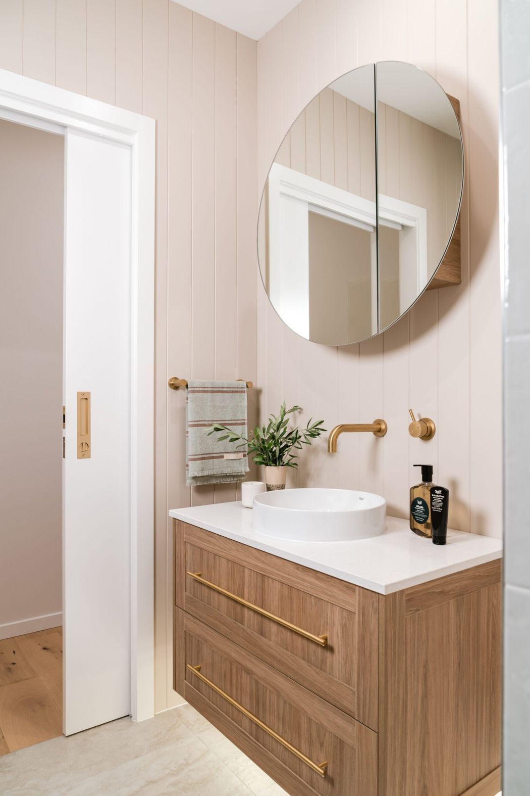 Master-Bed-Ensuite-Hunting-for-George-Reno-Goals-Lorne-Beach-House-DSC08370-scaled.jpg