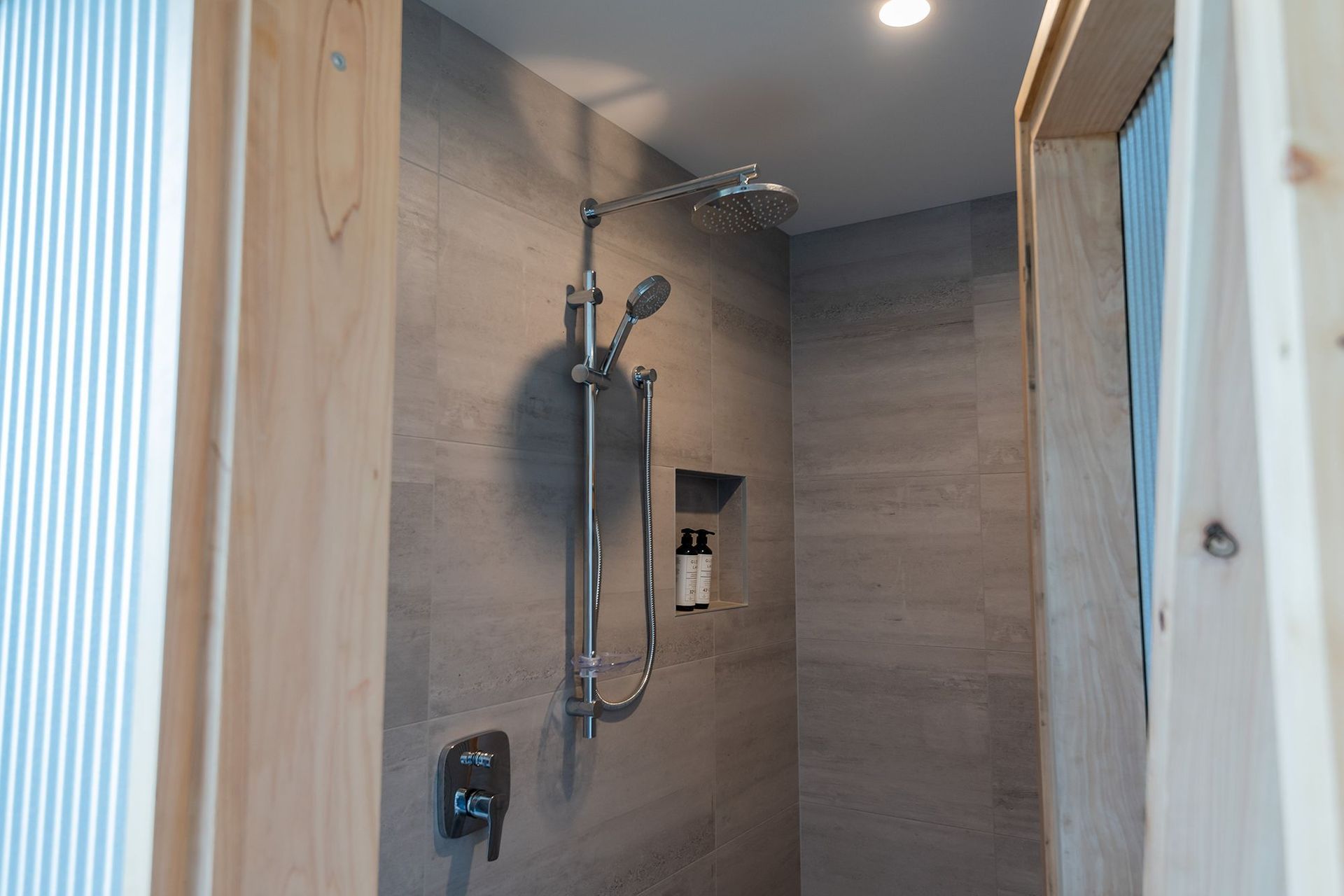 Timberland Light Gris 450x900mm floor to ceiling