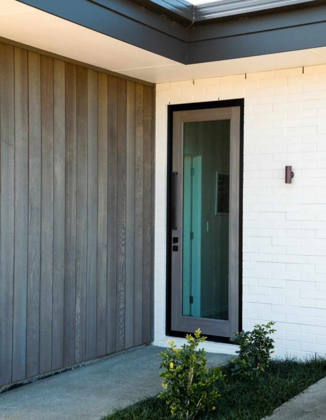 front-door-timber-glass-cedar-shiplap-painted-brick-white-cladding-arcline-architecture-683x1024.jpg