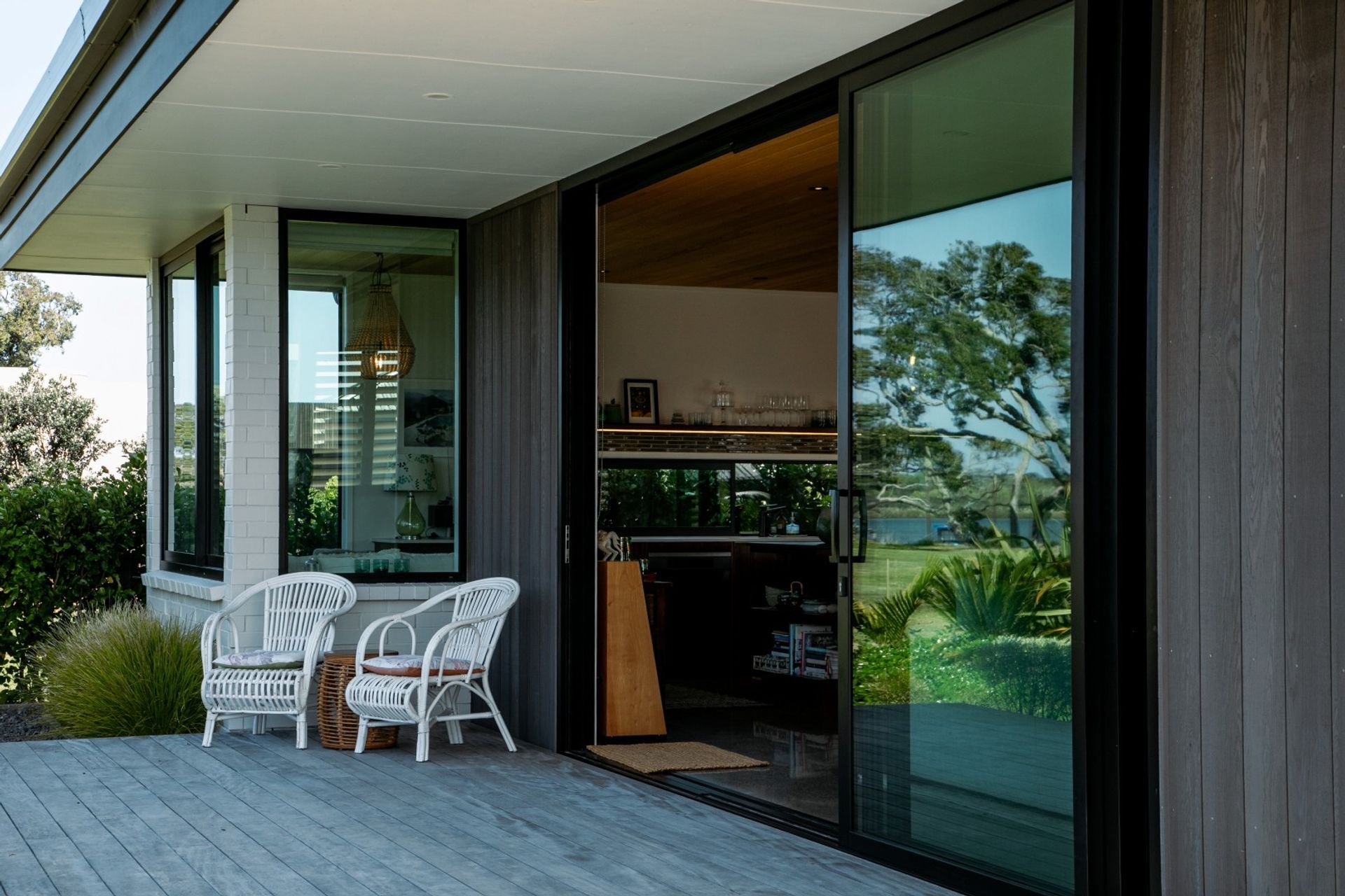 indoor-outdoor-flow-design-decking-sliding-aluminium-doors-beachside-coastal-arcline-architecture-1.jpg