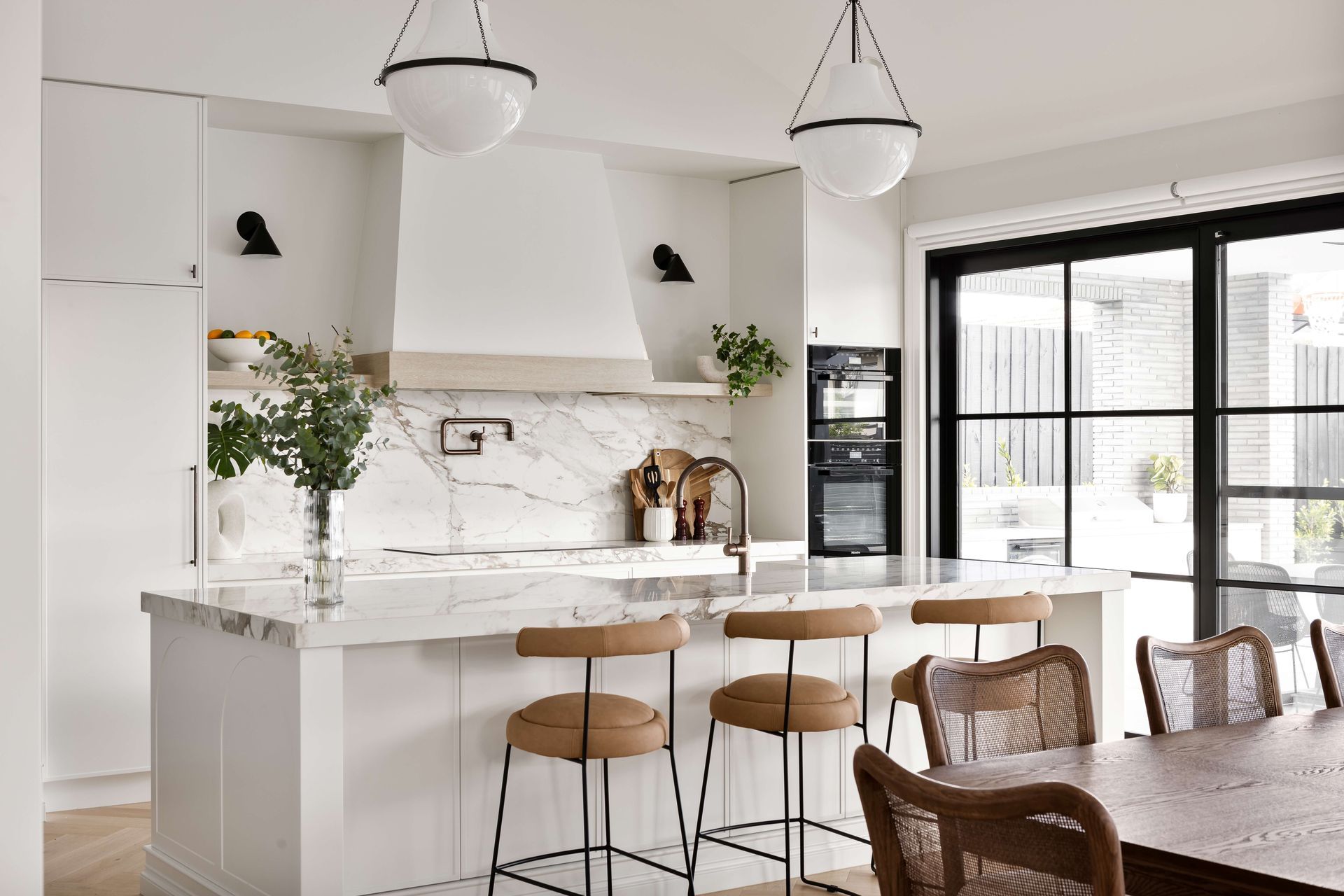 078A0164-Kitchen-Angled-to-Alfresco-Landscape-View.jpg