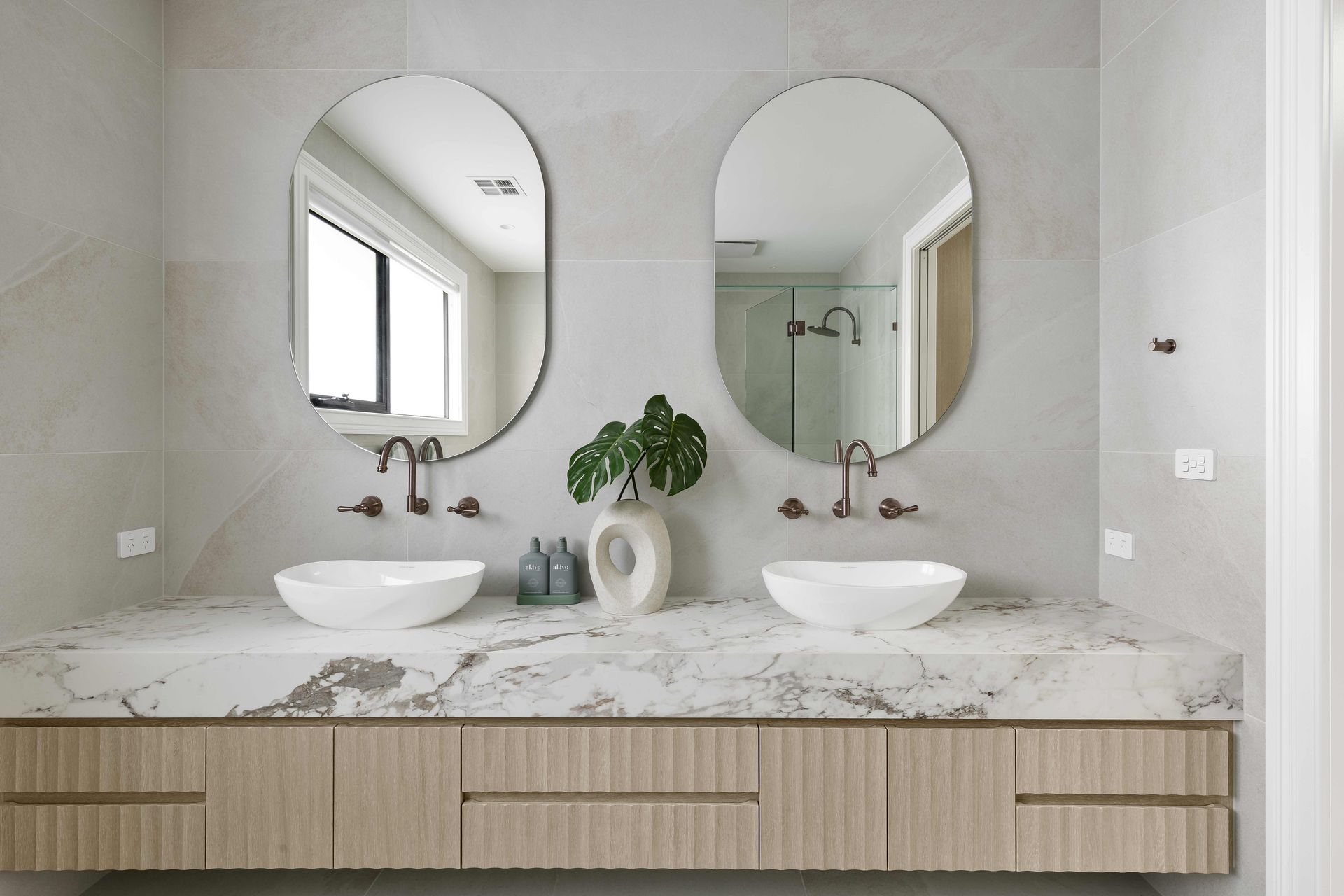078A0235-Ensuite.jpg