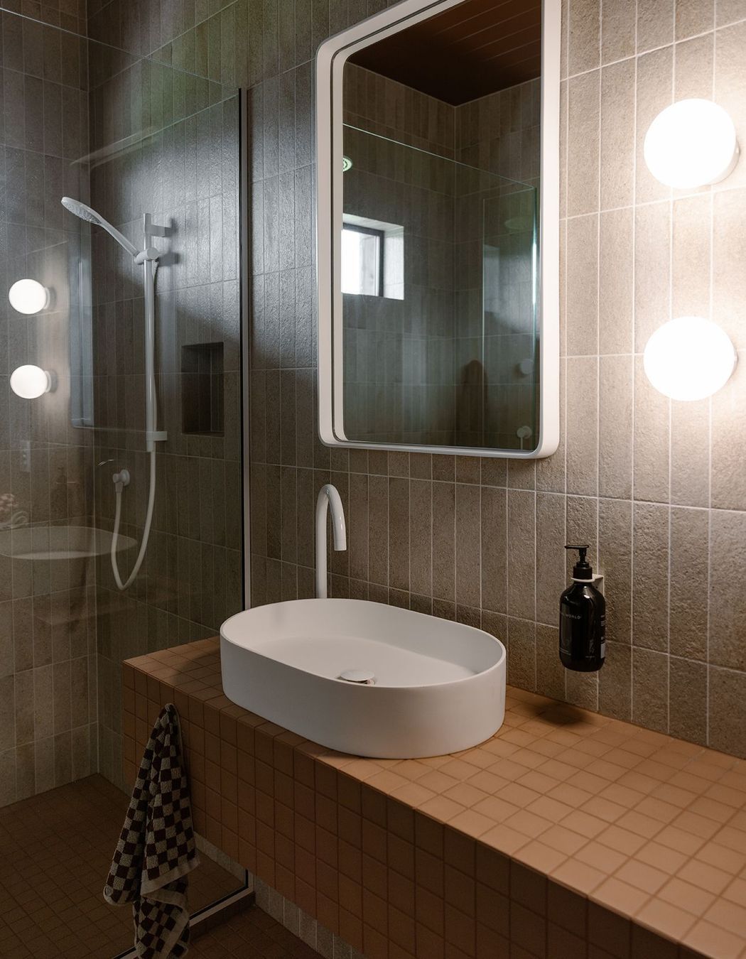 Whananaki Beach Retreat / Alex Walls, Walls Studio / Ensuite Walls: Fornace Argilla Naturale 60x240mm Custom Vanity and floor : Terra Cappi Mosaic