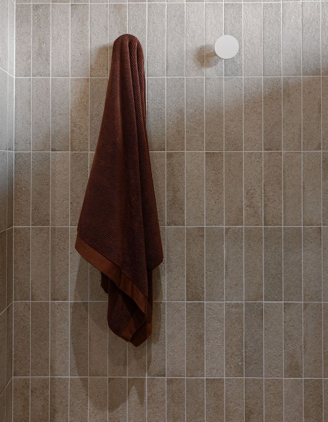 Whananaki Beach Retreat / Alex Walls, Walls Studio / Ensuite Walls: Fornace Argilla Naturale 60x240mm