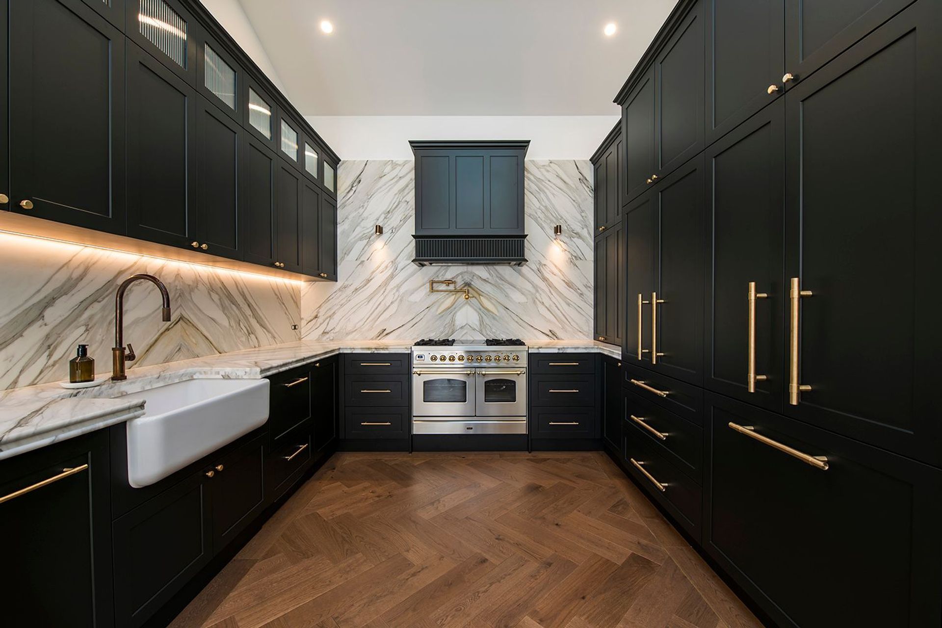 Modern-luxury-kitchen-renovation-sydney-black-cabinetry-calacatta-stone-ilve-oven-fisher-paykel-vintec-bosch-01.jpg