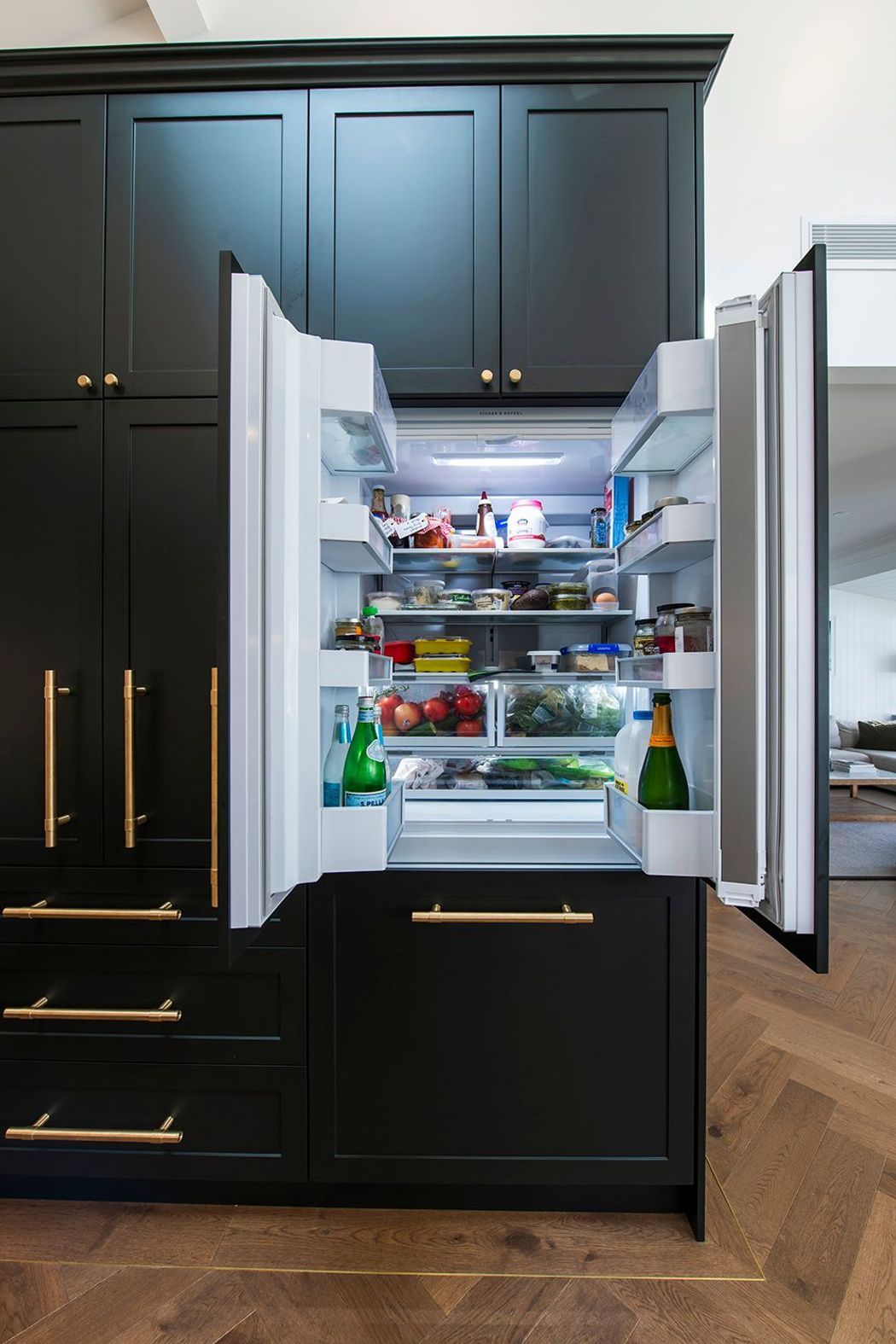 Modern-luxury-kitchen-renovation-sydney-black-cabinetry-calacatta-stone-ilve-oven-fisher-paykel-vintec-bosch-27.jpg