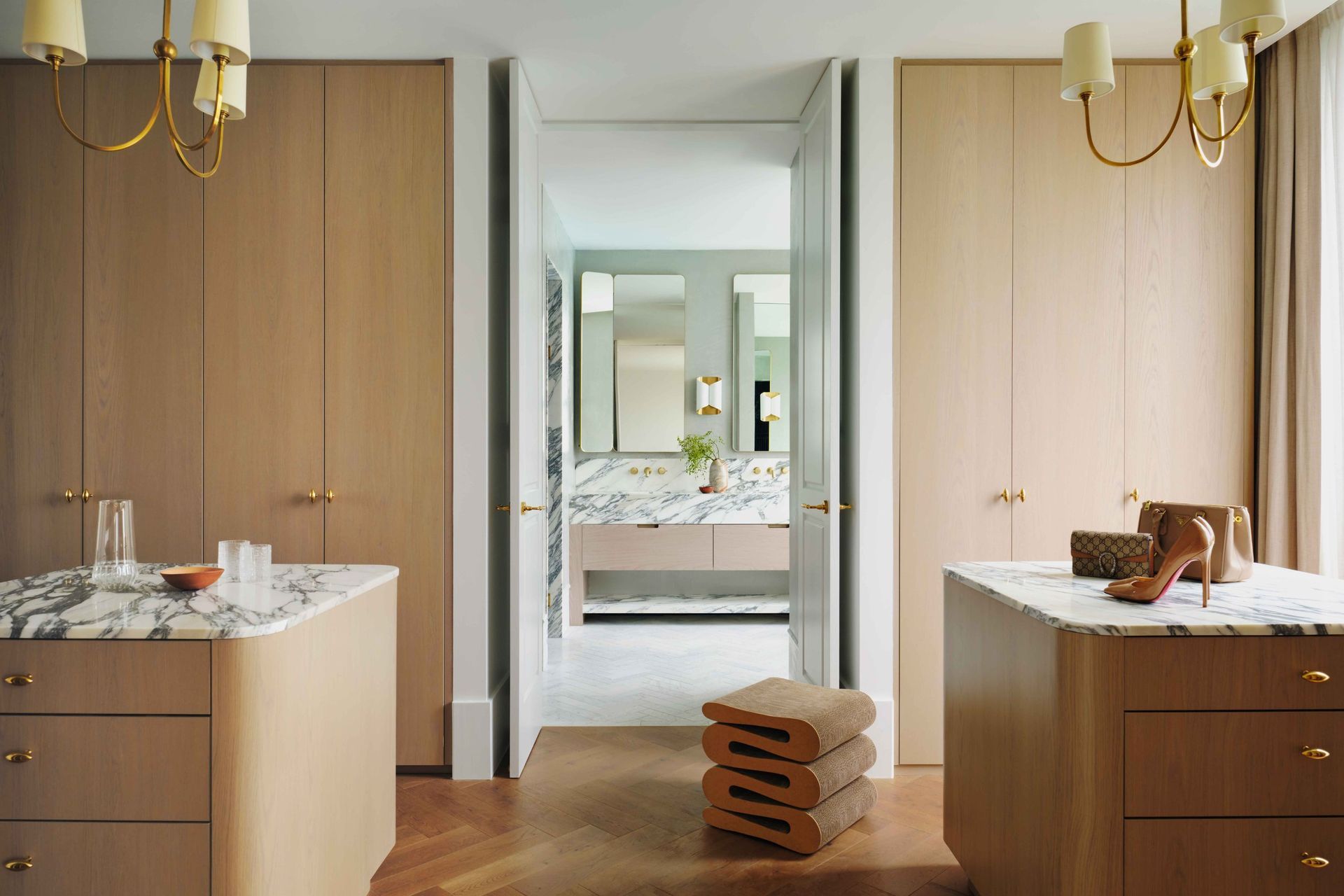SmacStudios380567V2-walk-in-wardrobe-light.jpg