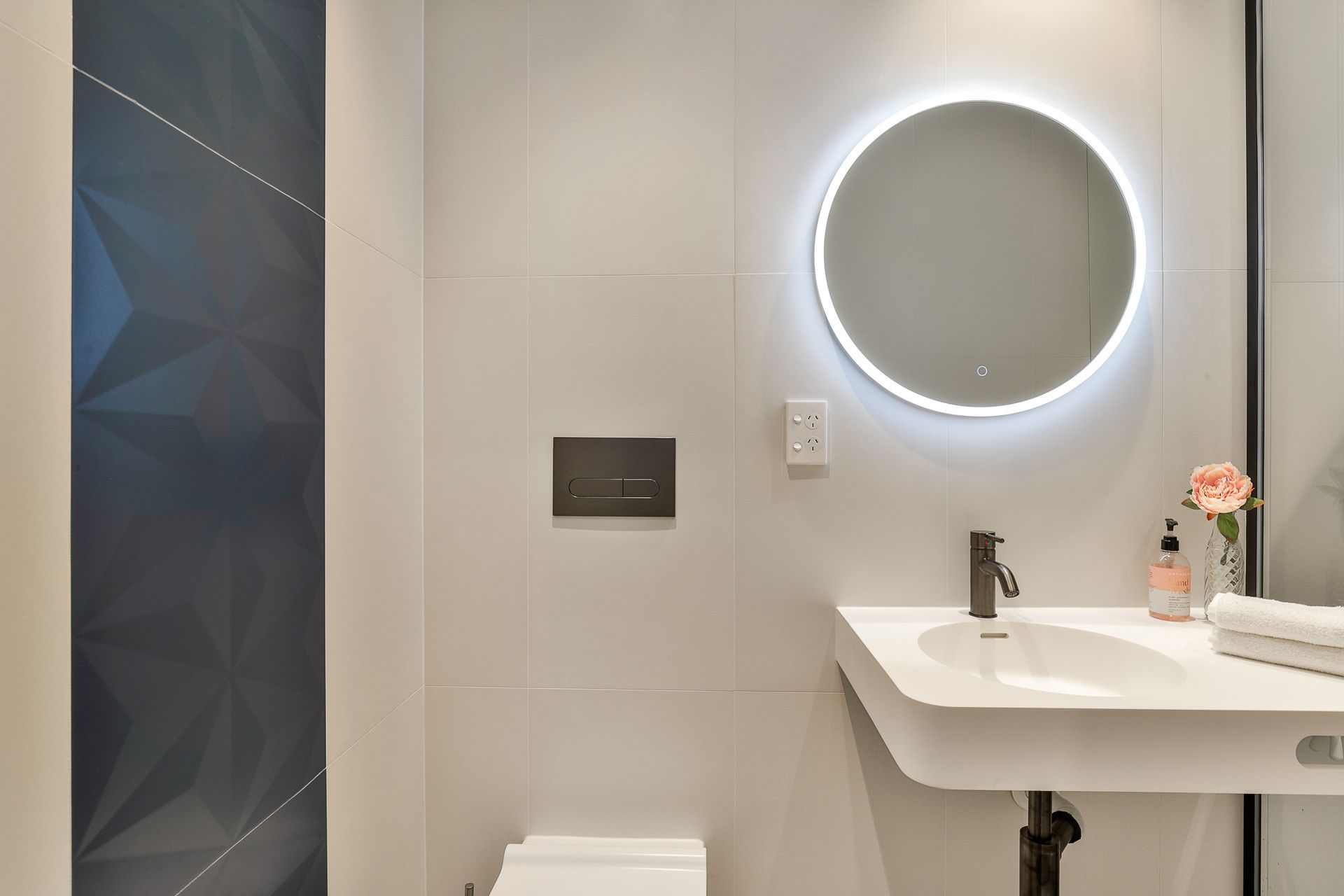 4D Diamond Deep Blue 400x800mm with Victoria Gypsum White 400x800mm wall