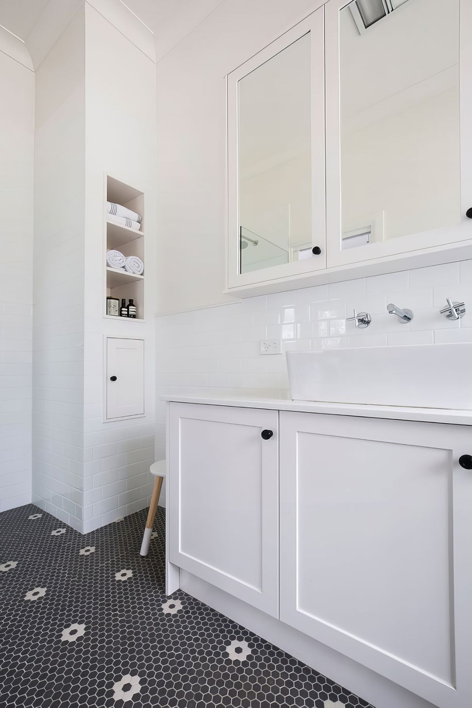 Black and White Ensuite Bathroom Renovation