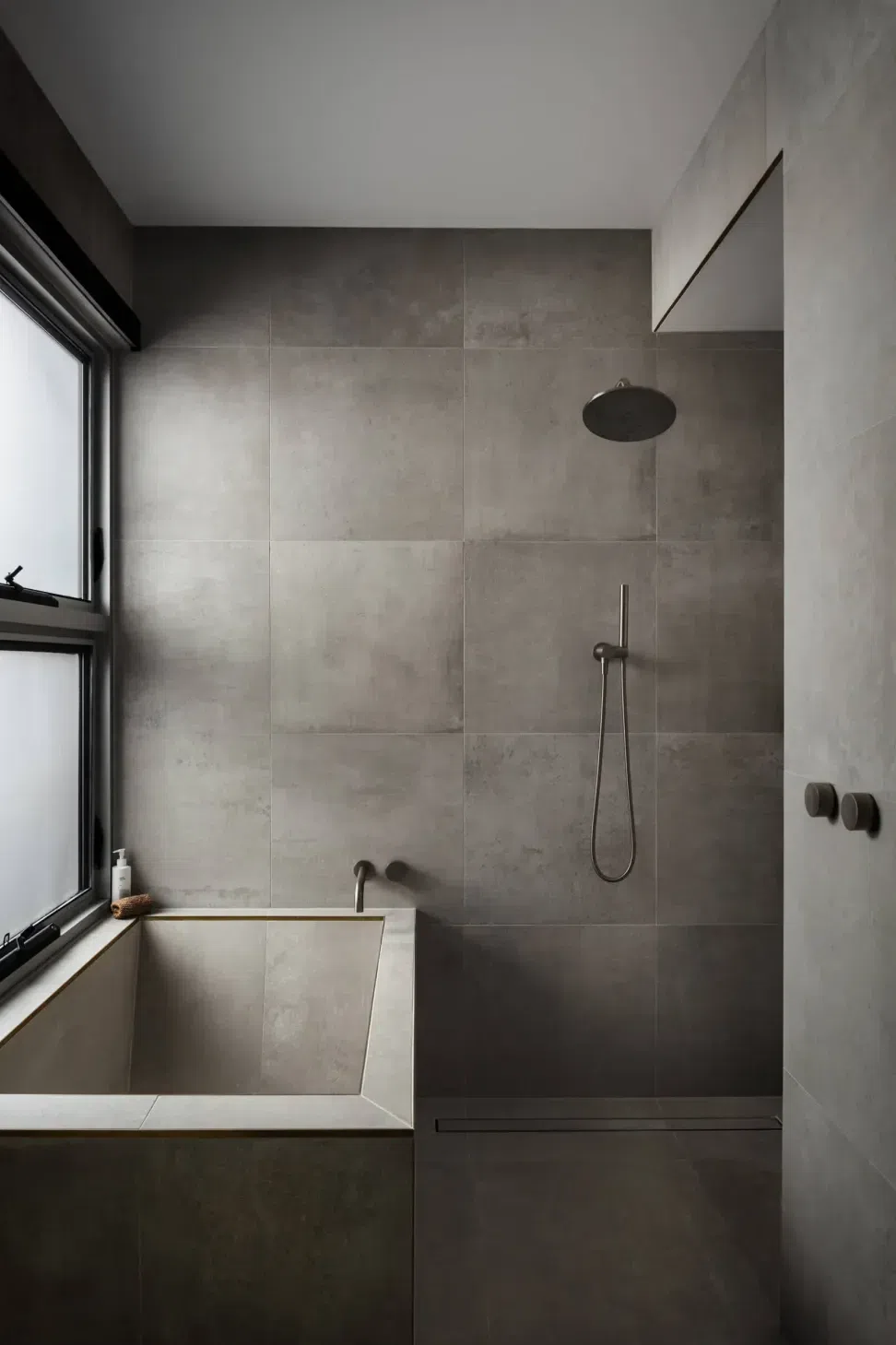 clifftops-wombarra-interior-design-minimalist-onsen-bath.webp