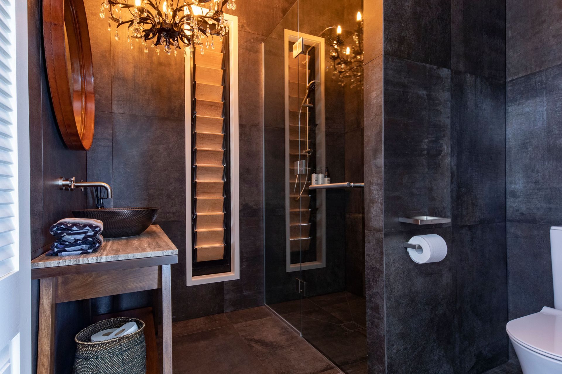 Piha Road : Main Bathroom