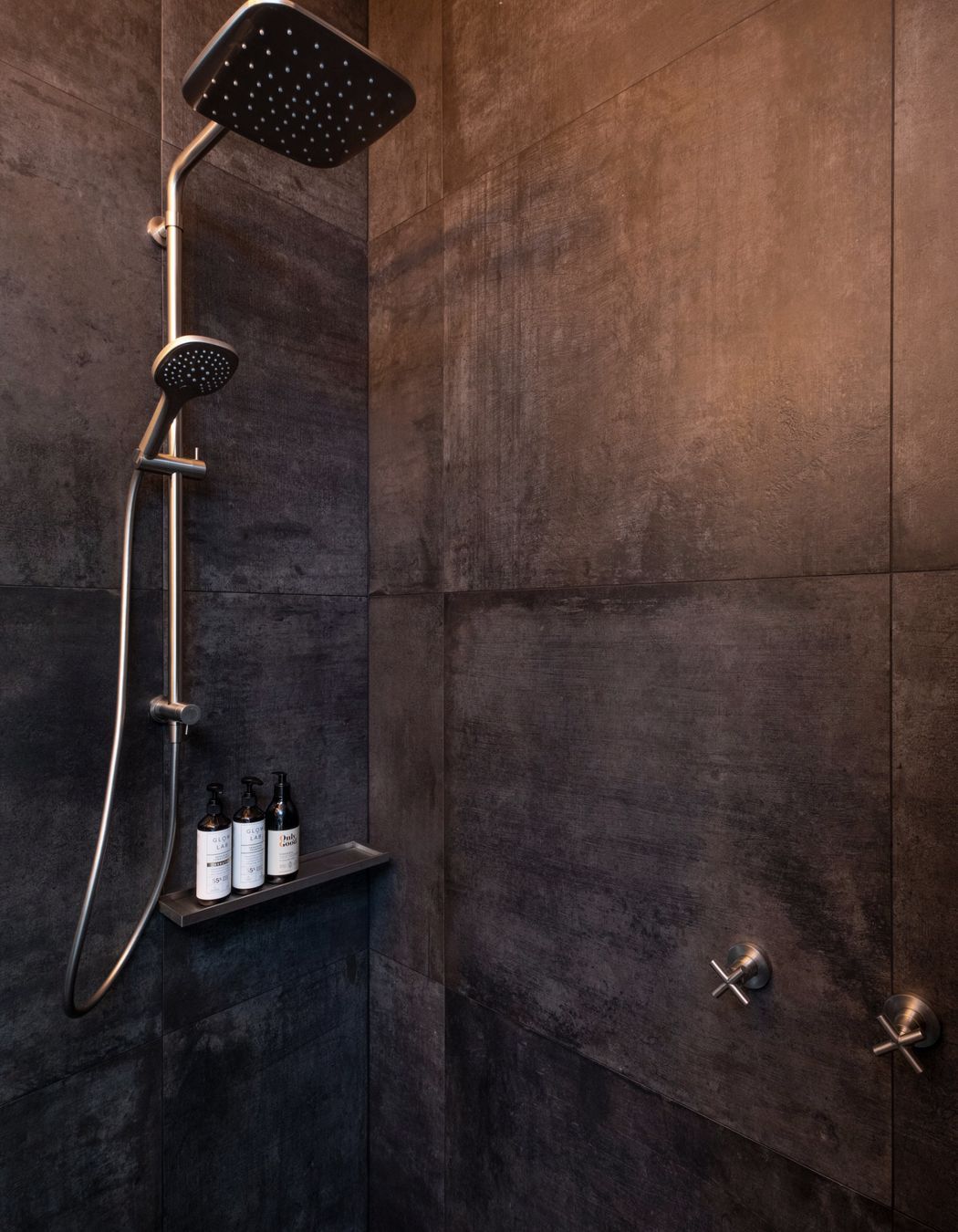 Piha Road : Main Bathroom