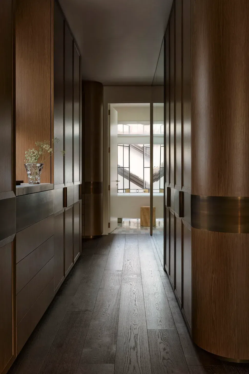 walk-in-wardrobe-queen-v6.webp