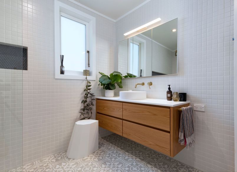 Warwick Ave : Bathroom and Toilet